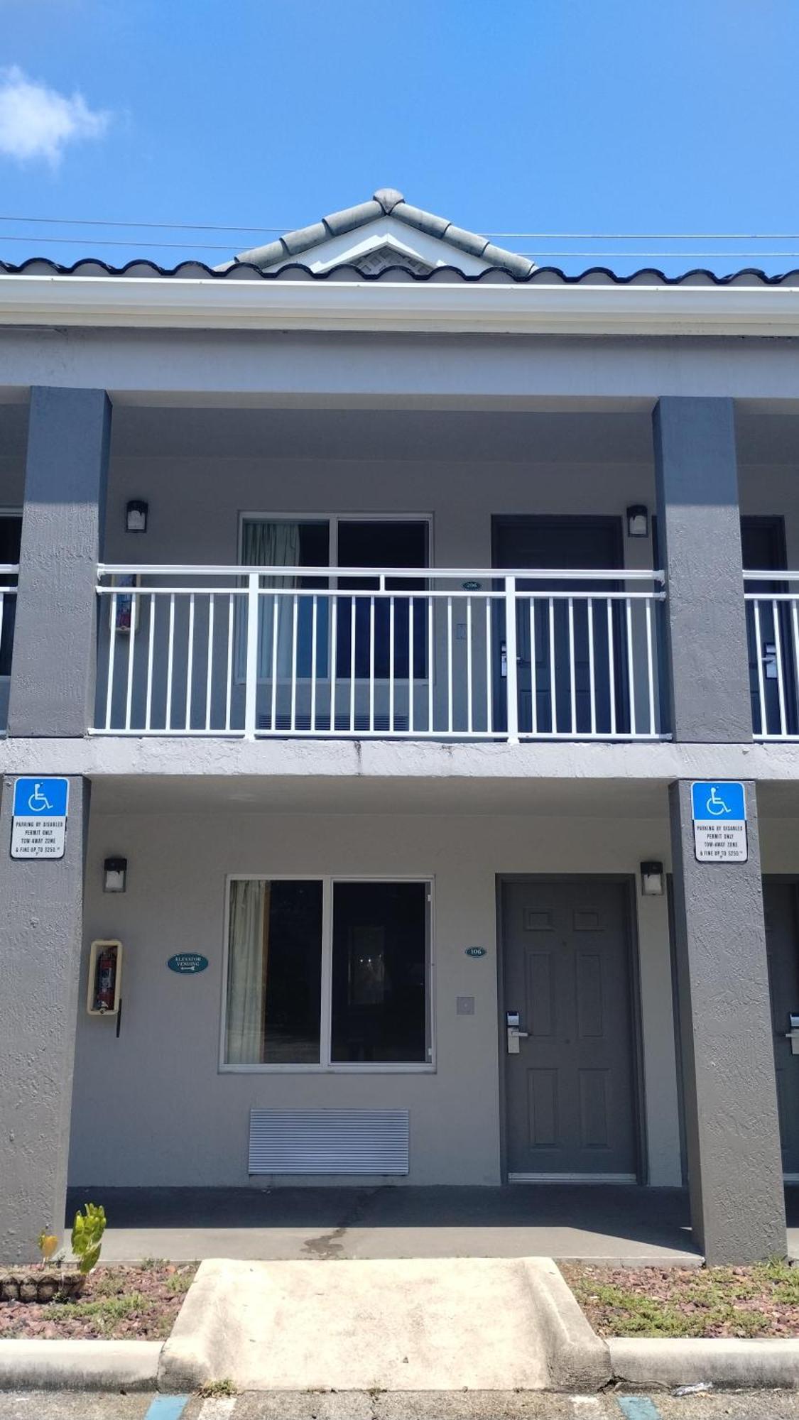 Super 8 By Wyndham Near Lauderdale Arpt Dania Beach