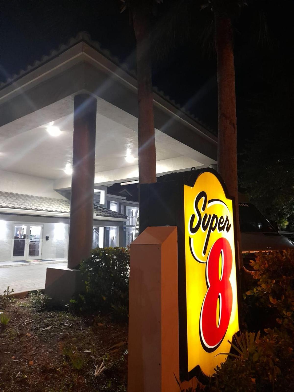 Super 8 By Wyndham Near Lauderdale Arpt Dania Beach