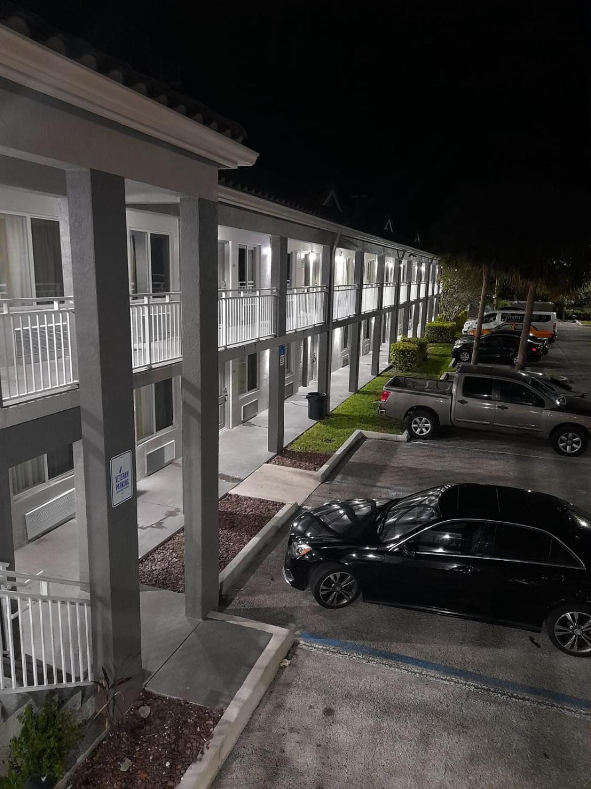 Super 8 By Wyndham Near Lauderdale Arpt Hotel