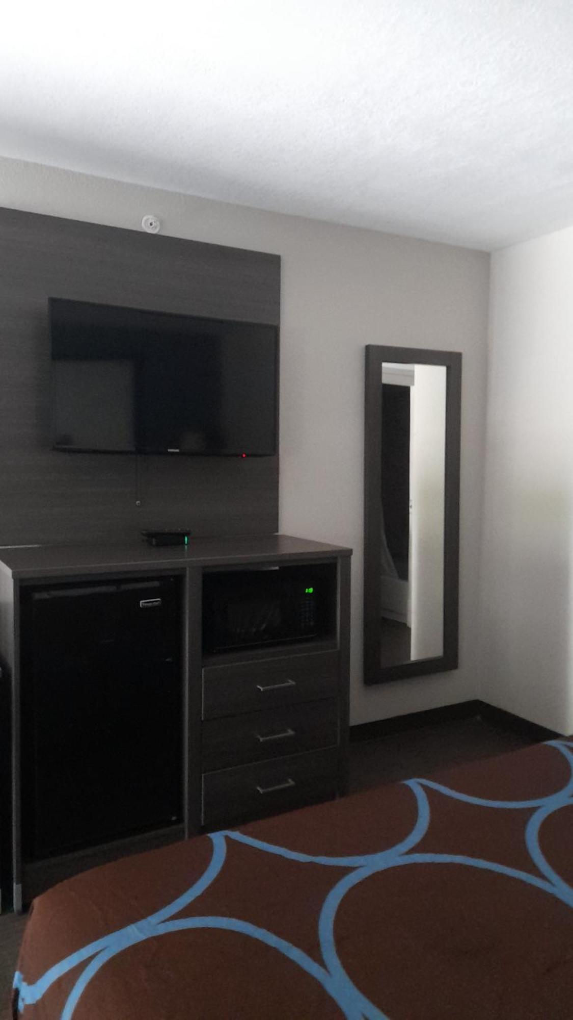 Hotel Super 8 By Wyndham Near Lauderdale Arpt