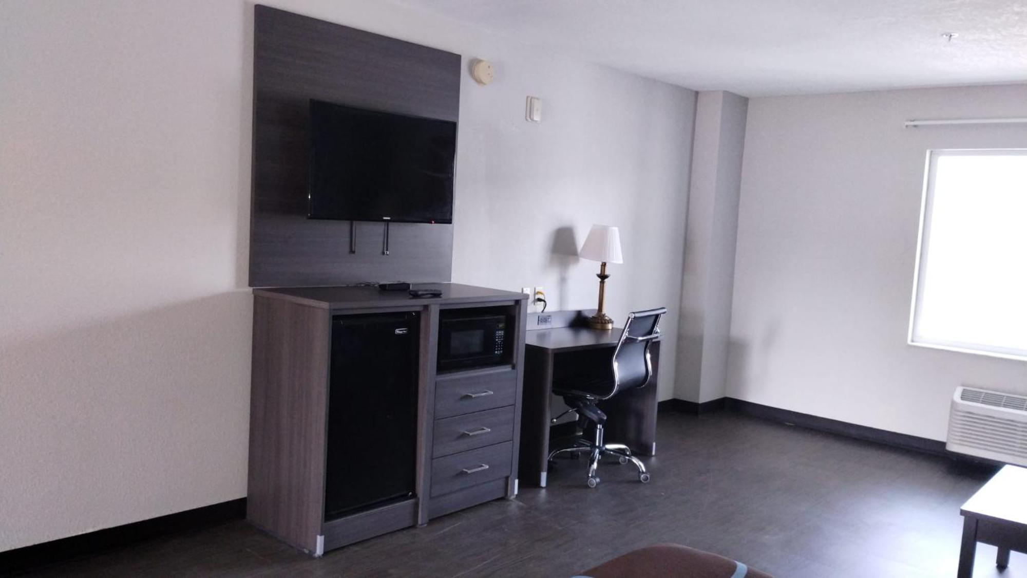 Hotel Super 8 By Wyndham Near Lauderdale Arpt 2*