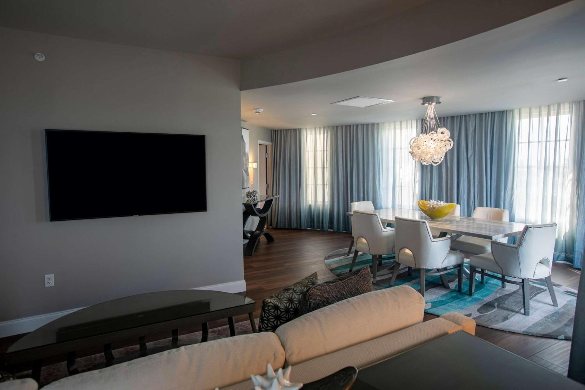 Wyndham Grand At Harbourside Place Hotel