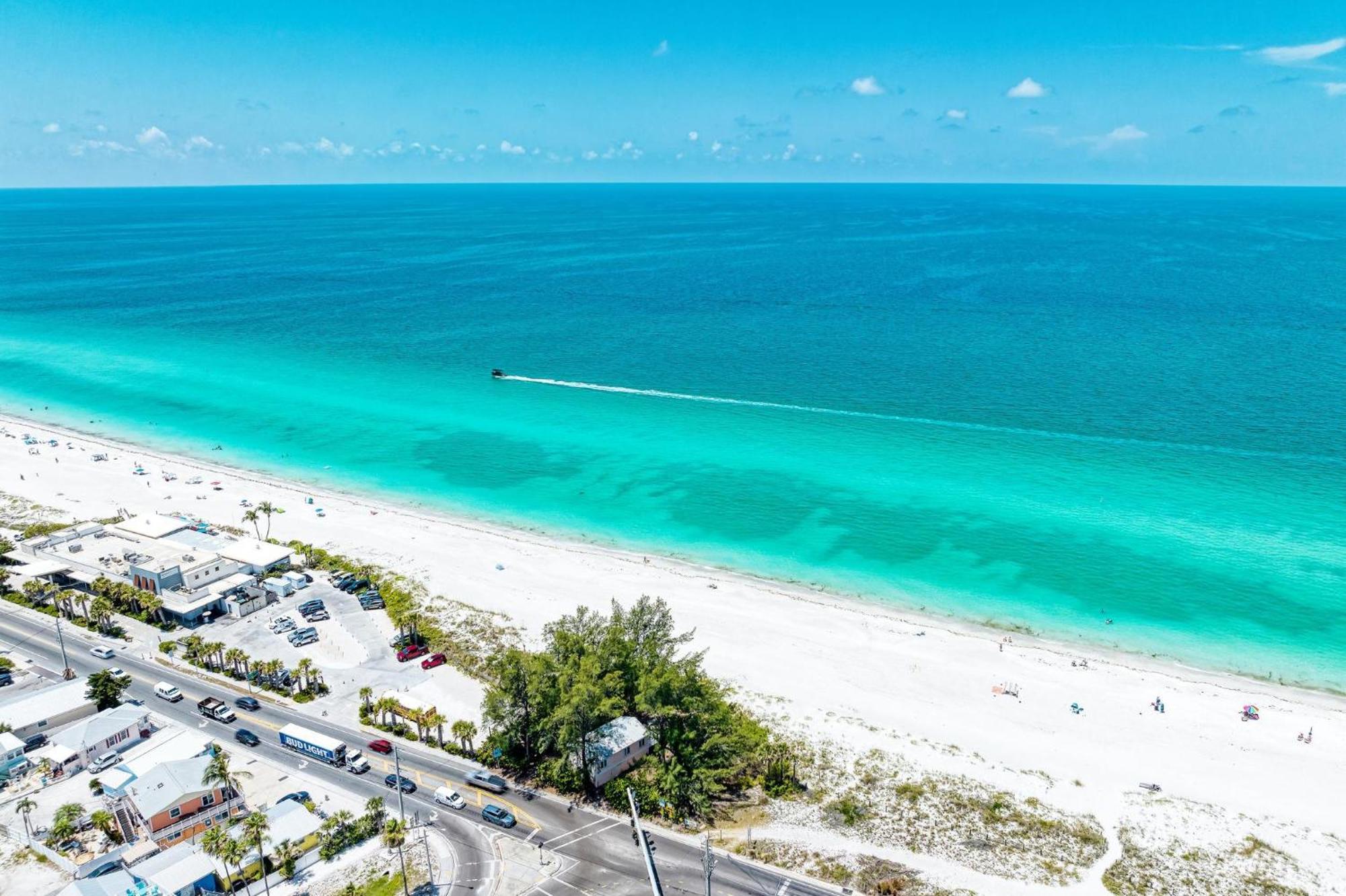 Anna Maria Island Runaway Tropical Dream-one Minute Walk To The Beach-heated Pool Apartment *