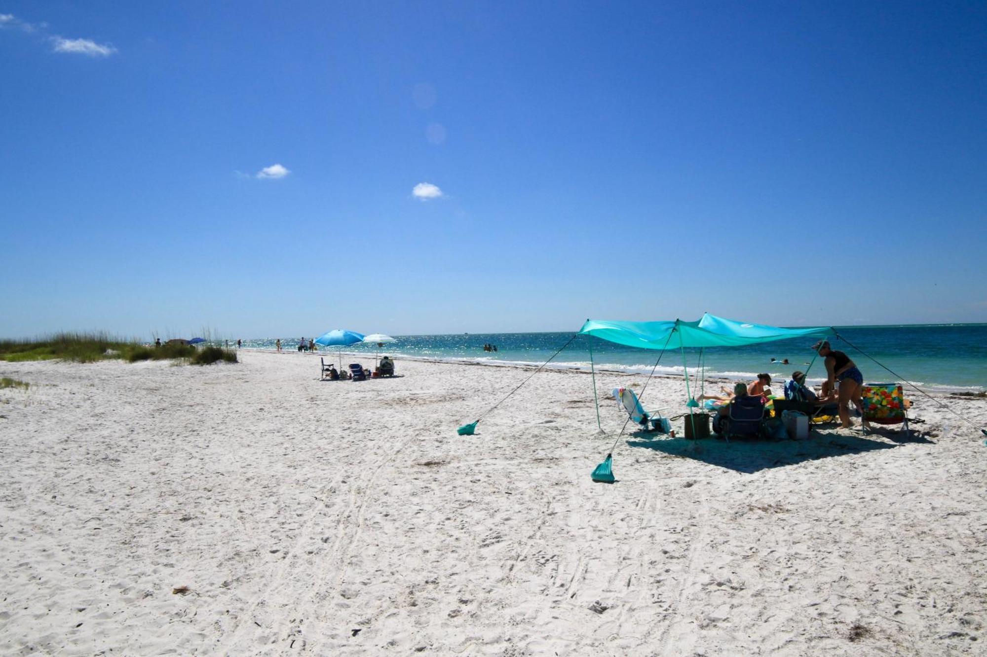 Anna Maria Island Runaway Tropical Dream-one Minute Walk To The Beach-heated Pool Apartment Bradenton Beach