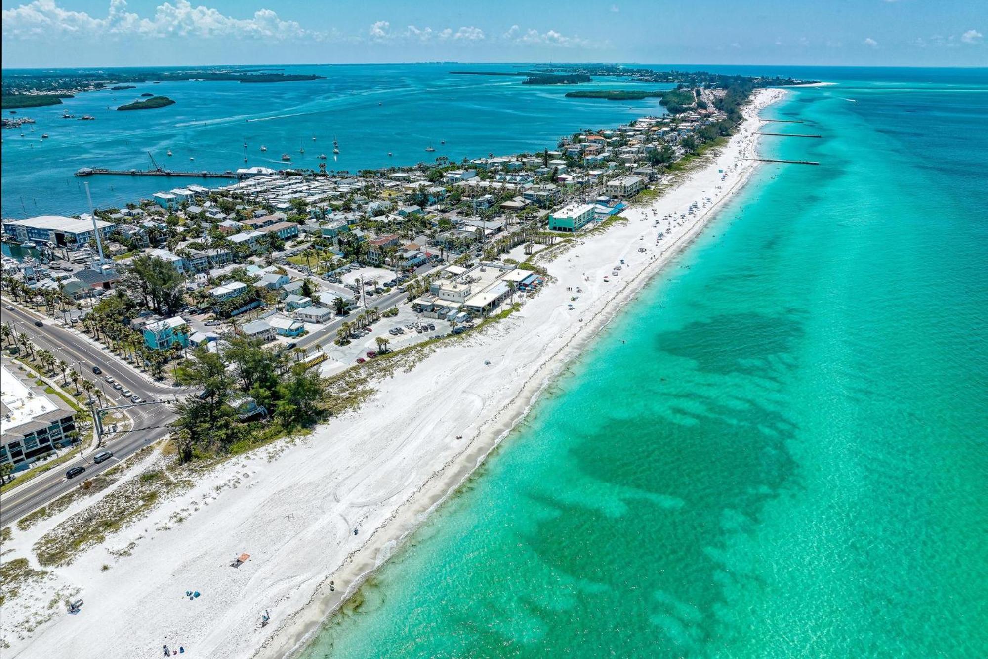 Apartment Anna Maria Island Runaway Tropical Dream-one Minute Walk To The Beach-heated Pool Bradenton Beach