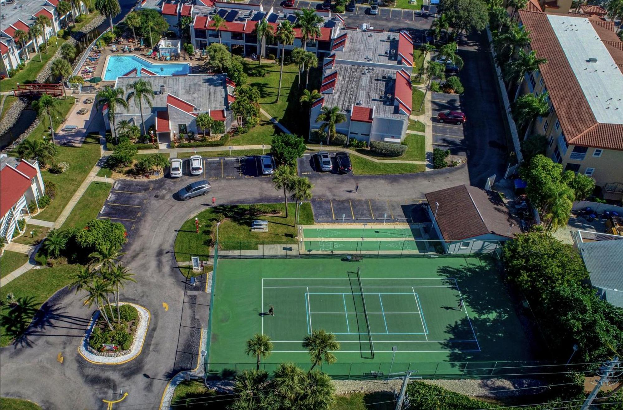 Apartment Anna Maria Island Runaway Tropical Dream-one Minute Walk To The Beach-heated Pool