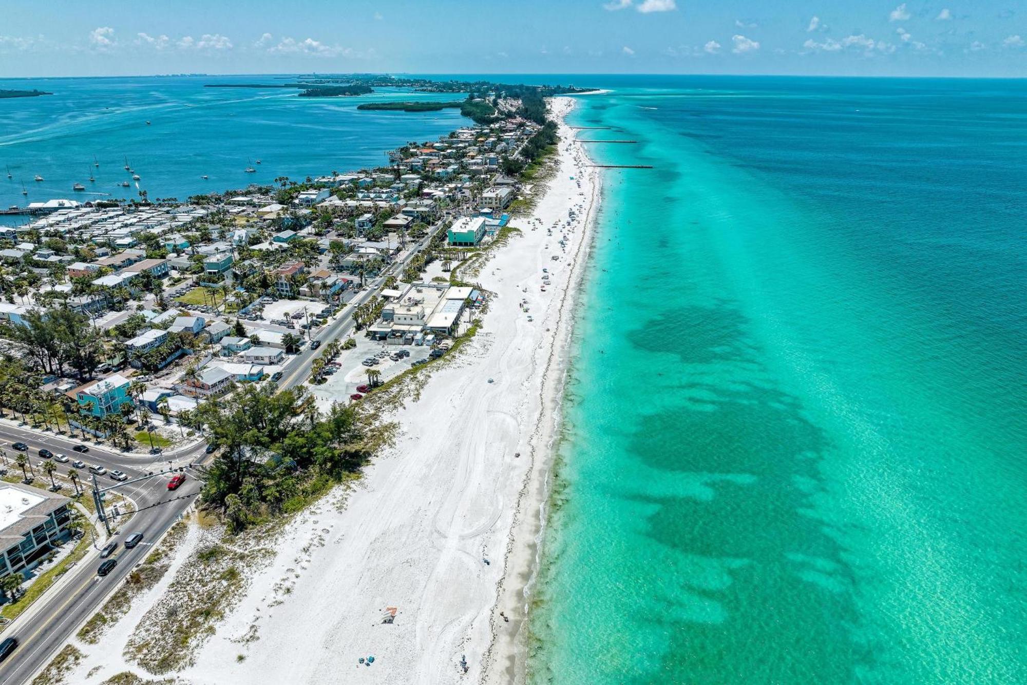 Anna Maria Island Runaway Tropical Dream-one Minute Walk To The Beach-heated Pool