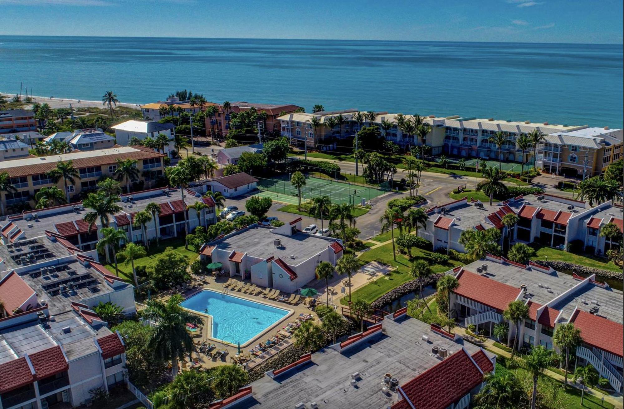 Anna Maria Island Runaway Tropical Dream-one Minute Walk To The Beach-heated Pool Apartment Bradenton Beach