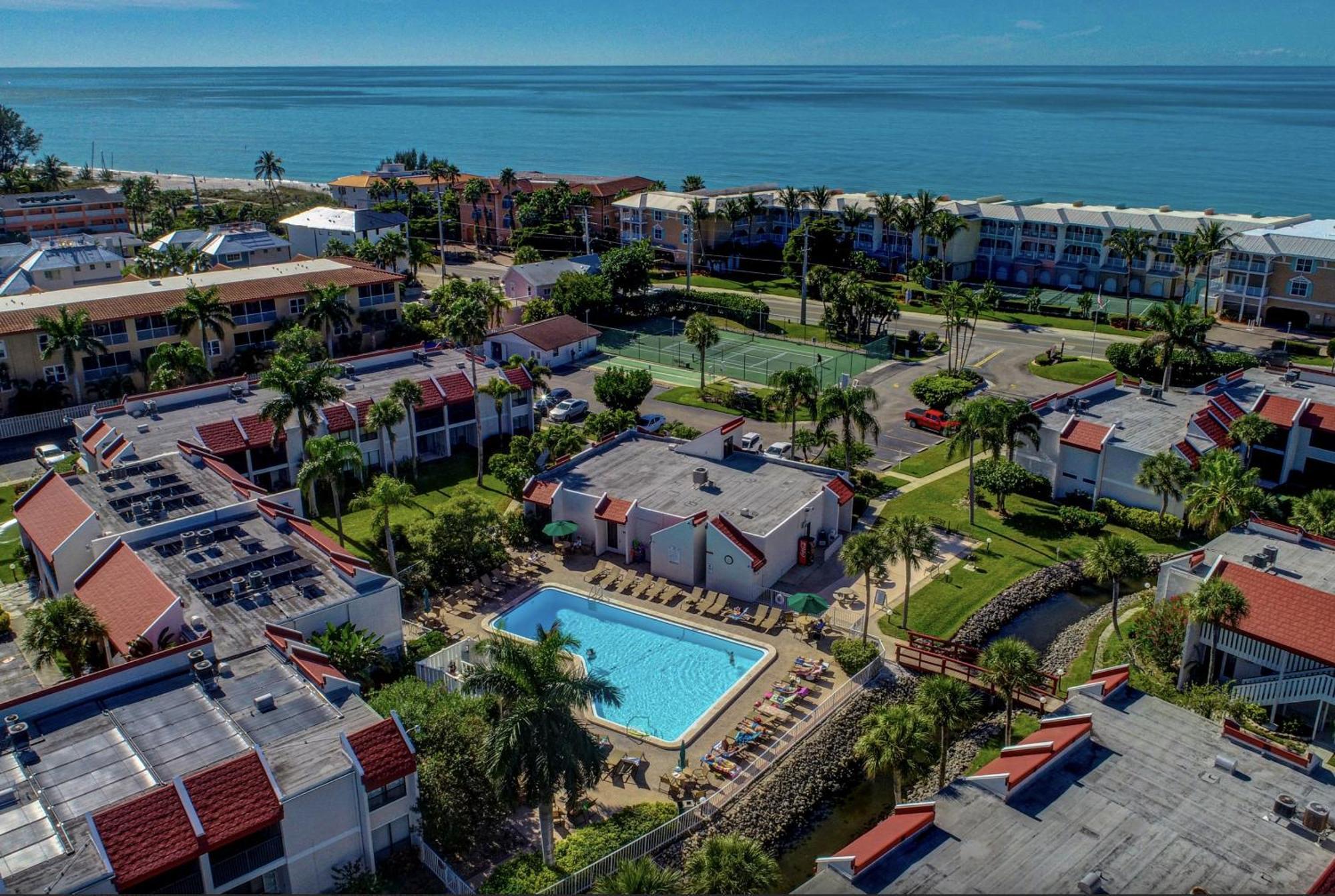 Anna Maria Island Runaway Tropical Dream-one Minute Walk To The Beach-heated Pool Apartment