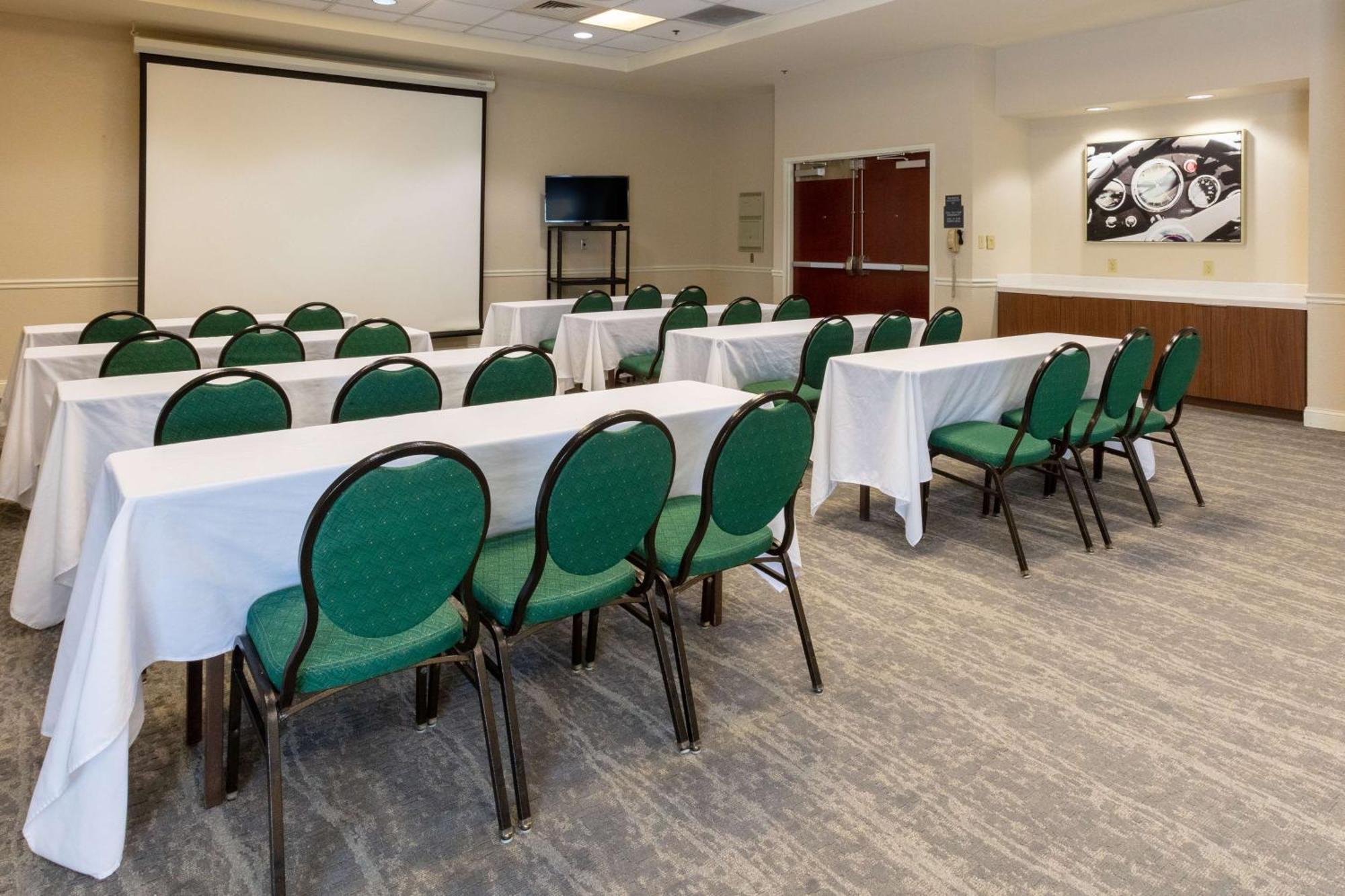 Hilton Garden Daytona Airport 3*
