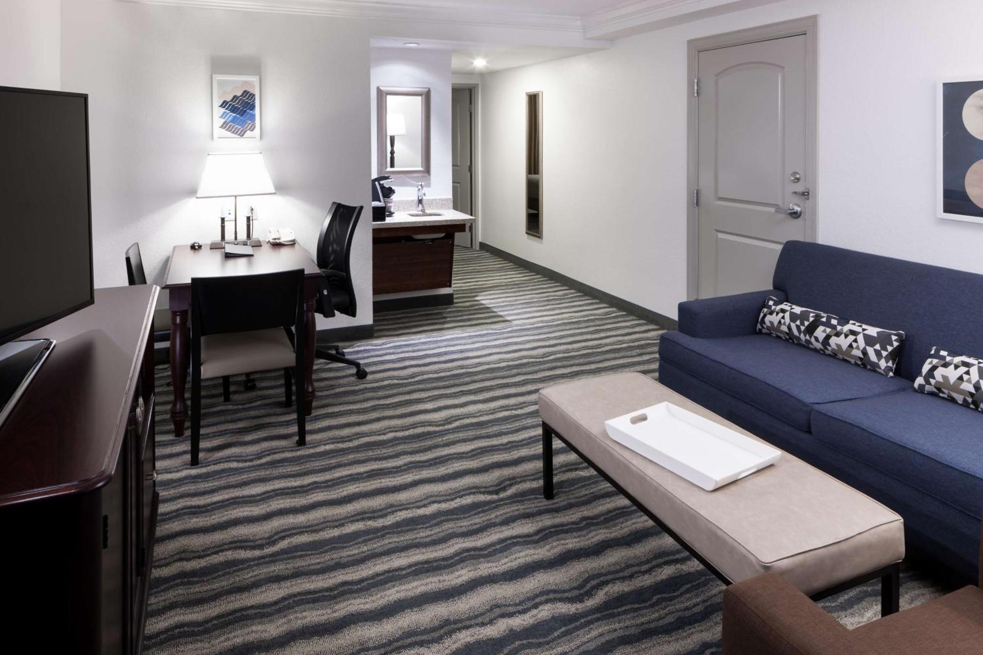 Hotel Embassy By Hilton Brandon 4*