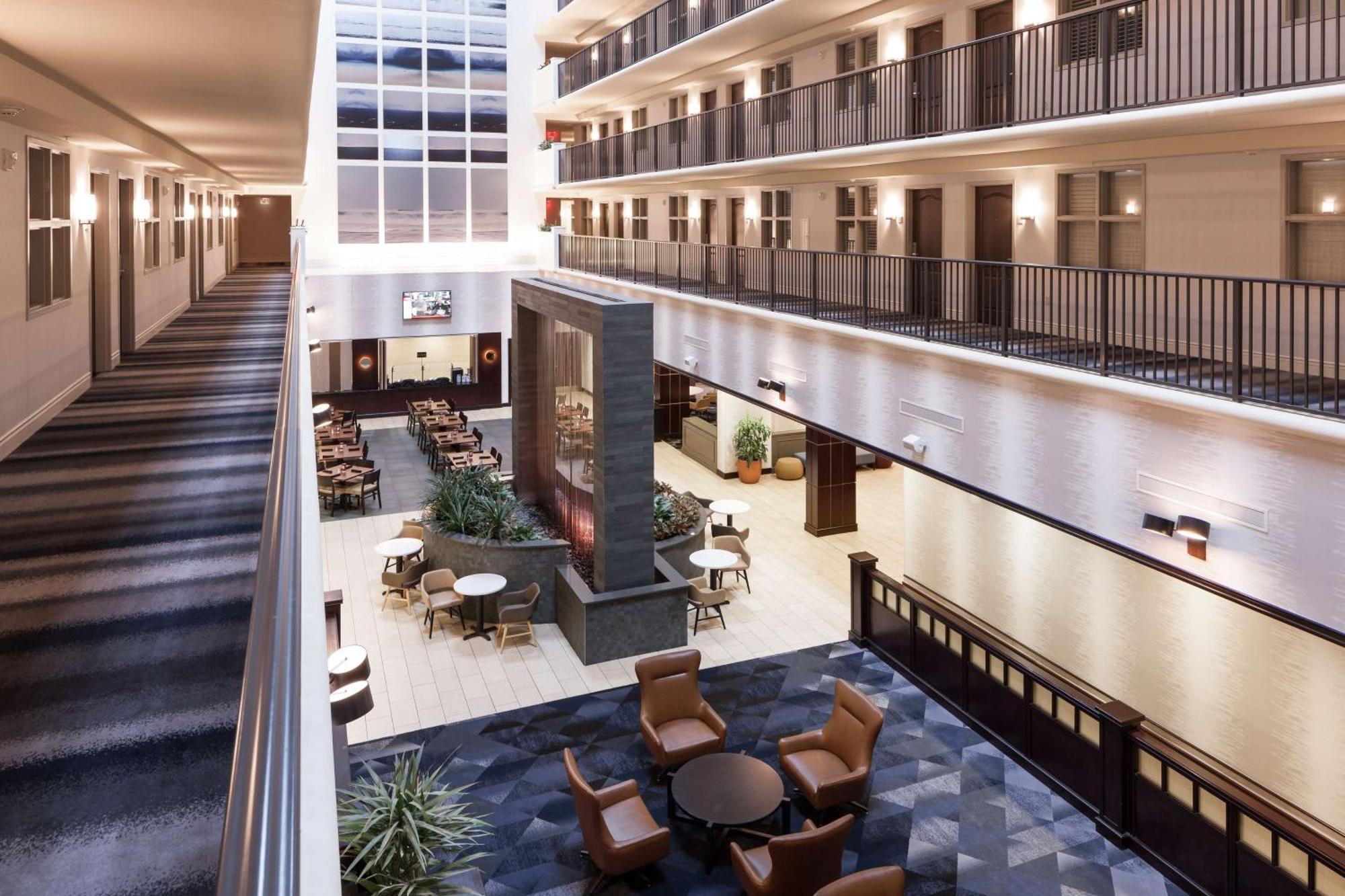 Hotel Embassy By Hilton Brandon