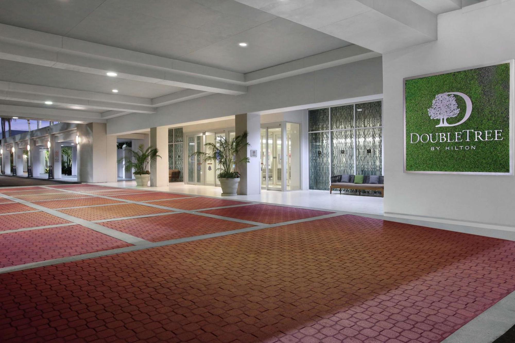 Doubletree By Hilton At The Entrance To Universal Hotel Orlando