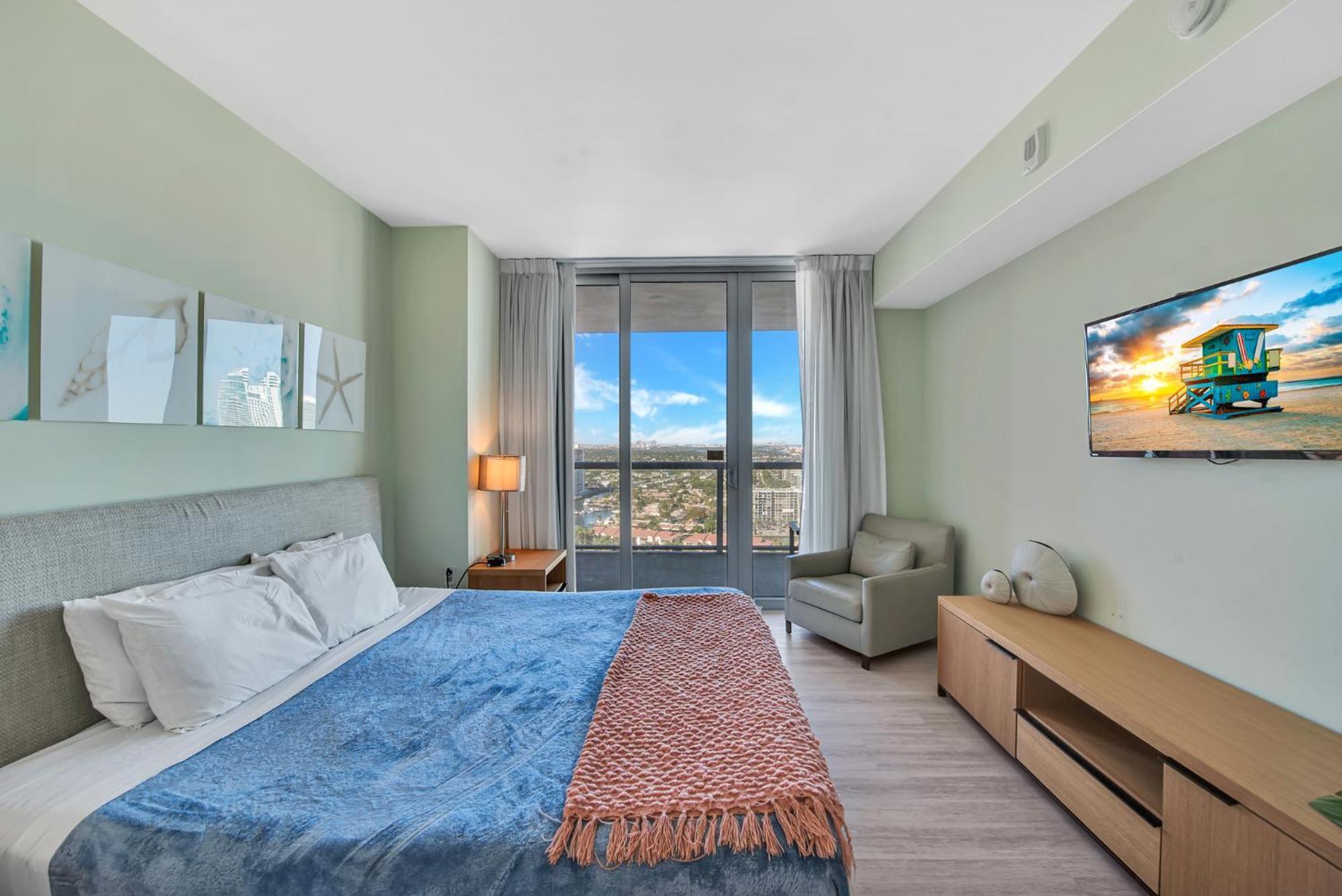 Water View Building With Pool - 5-min Walk To The