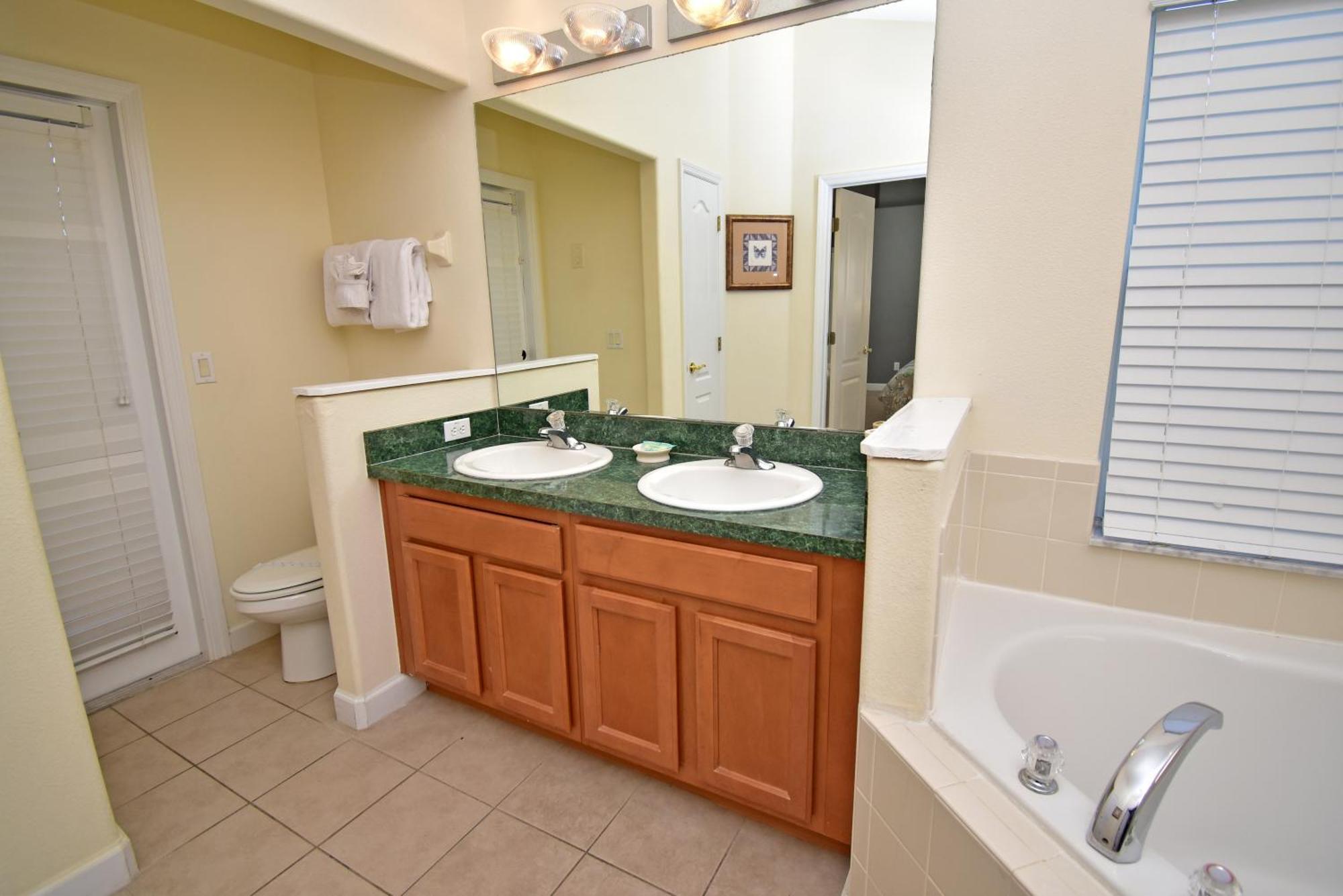 Comfortable Pool With & Games Close To Davenport