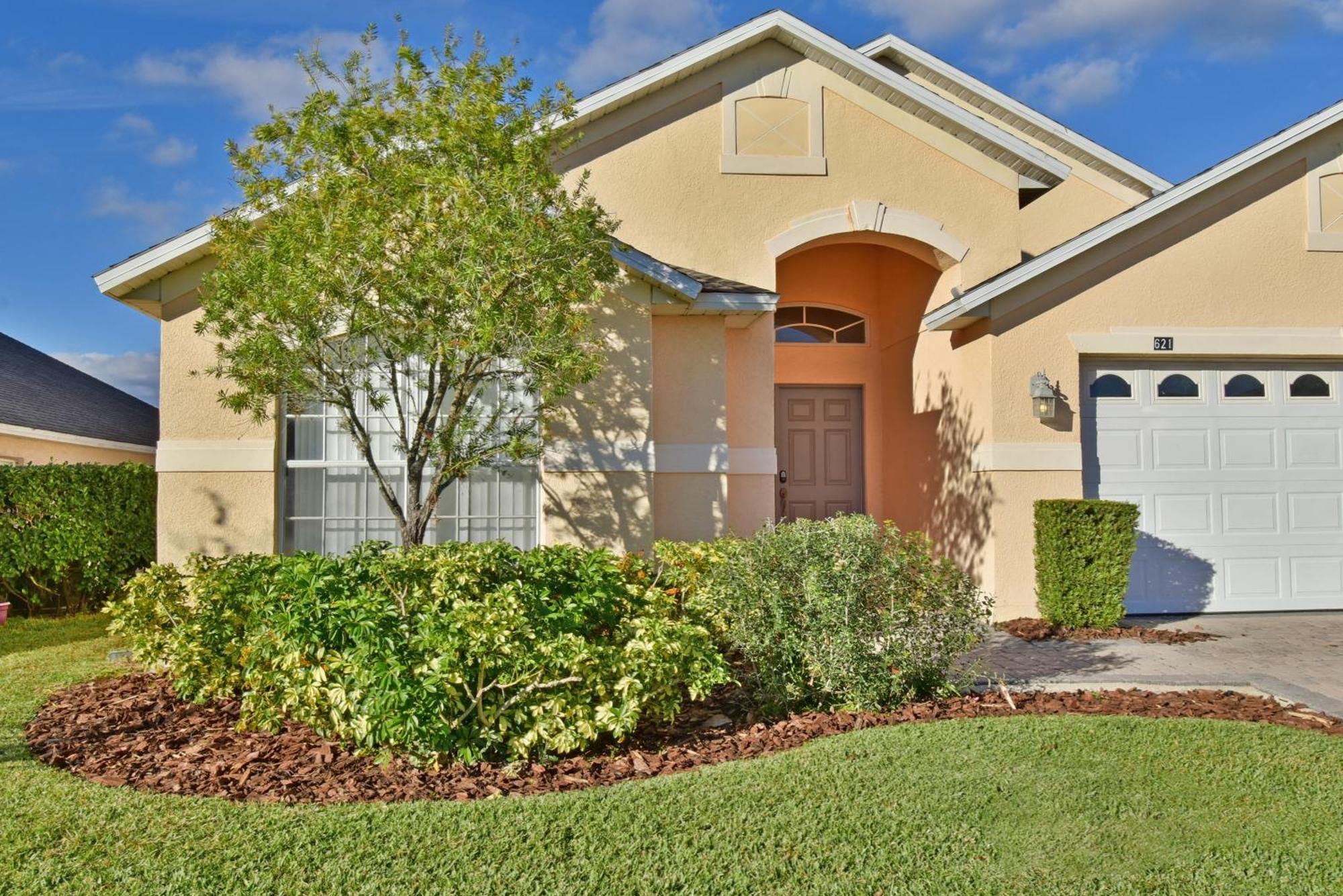 Comfortable Pool With & Games Close To Davenport