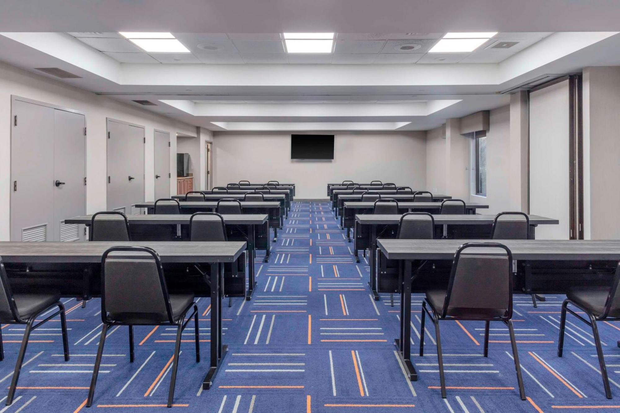 Hampton I-75 Bee Ridge Hotel 3*