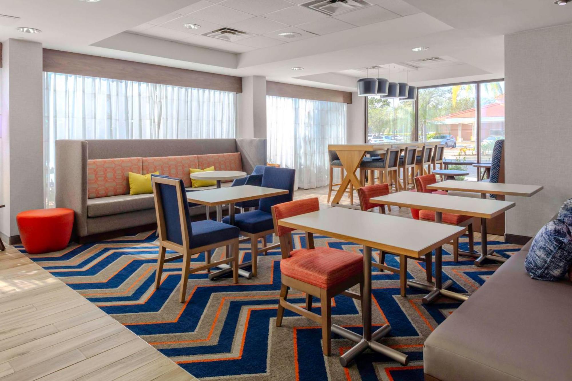 Hampton I-75 Bee Ridge Hotel 3*