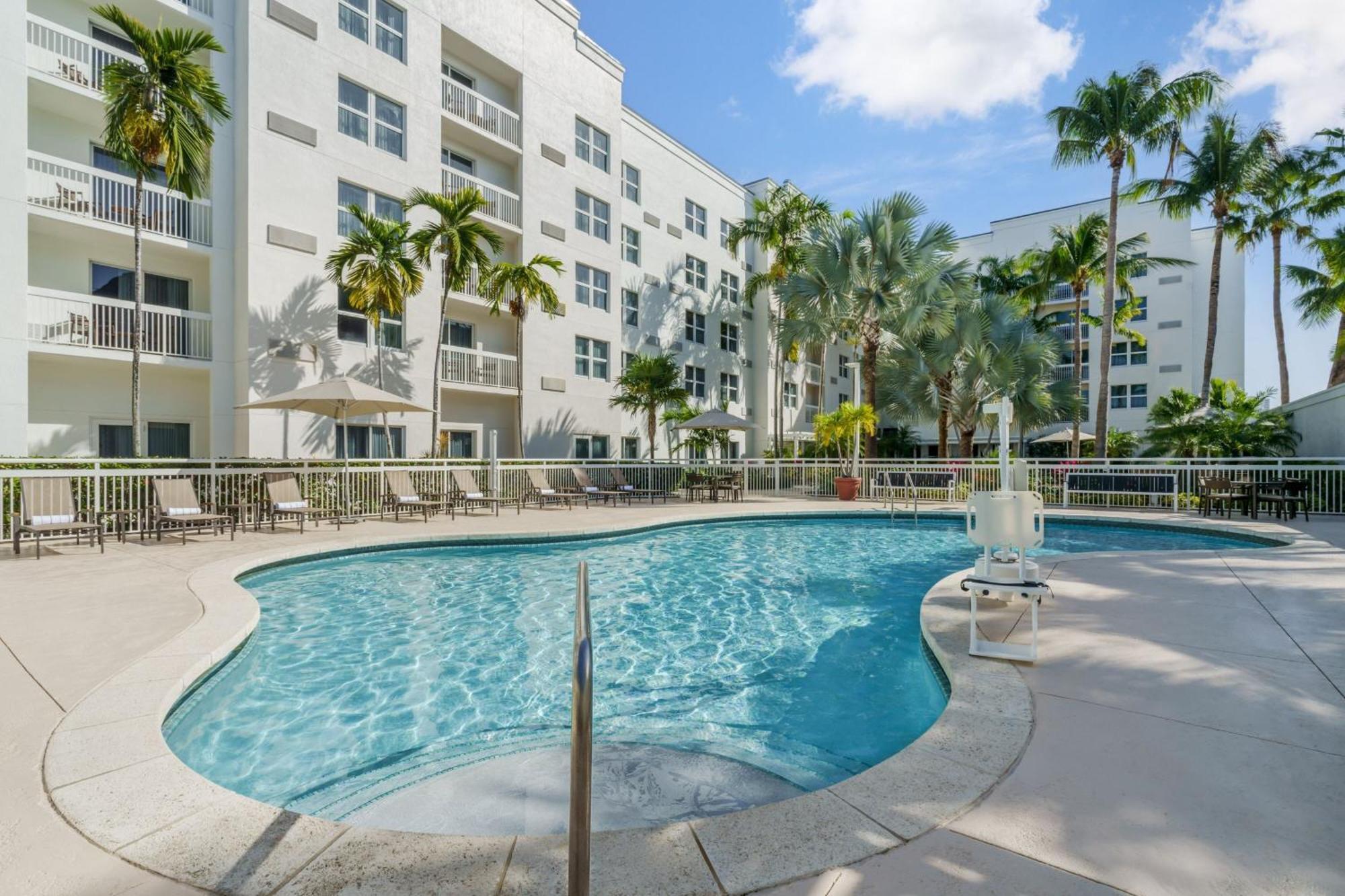 Courtyard By Marriott Miami Mall Hotel