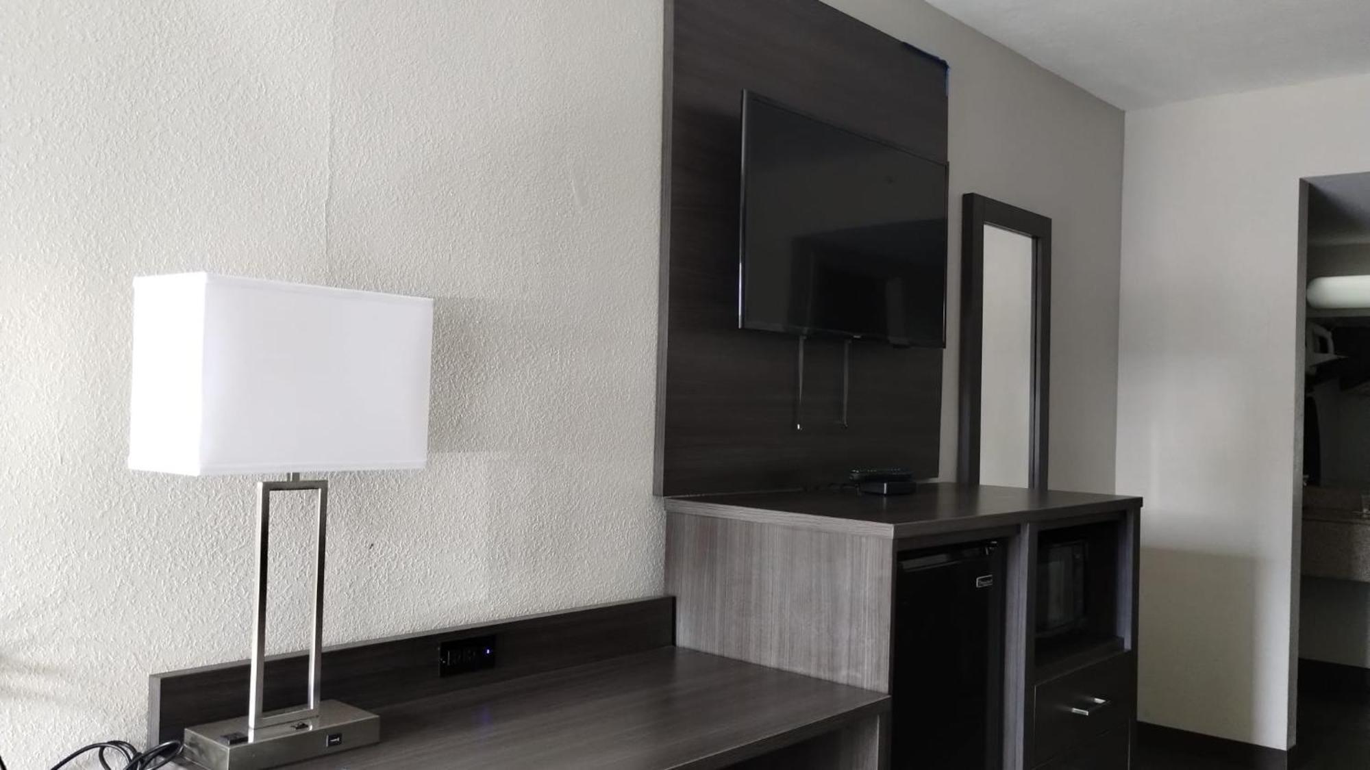 Hotel Super 8 By Wyndham Near Lauderdale Arpt 2*