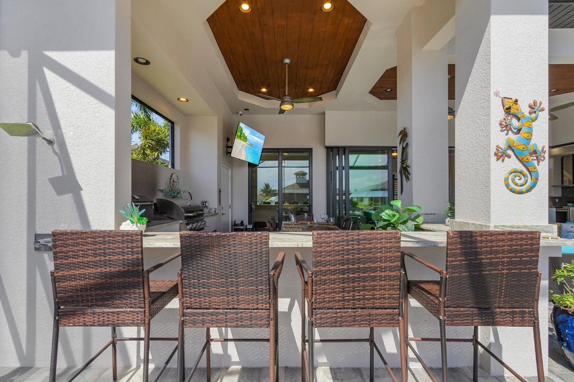 Holiday home Gulf Access, Putting Green, Outdoor Kitchen, Heated Pool & & More! - Captain's Quarters Matlacha