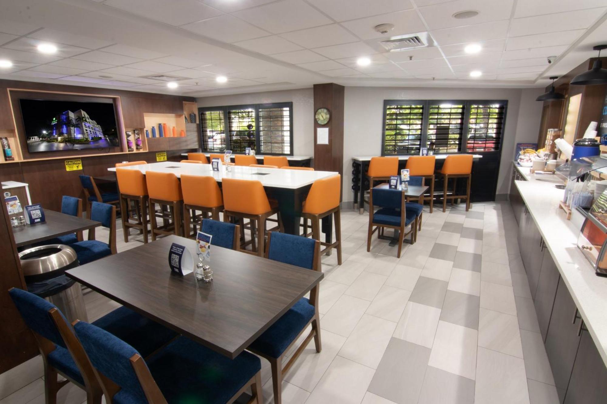 Express And Lauderdale Airport West By Ihg 3*