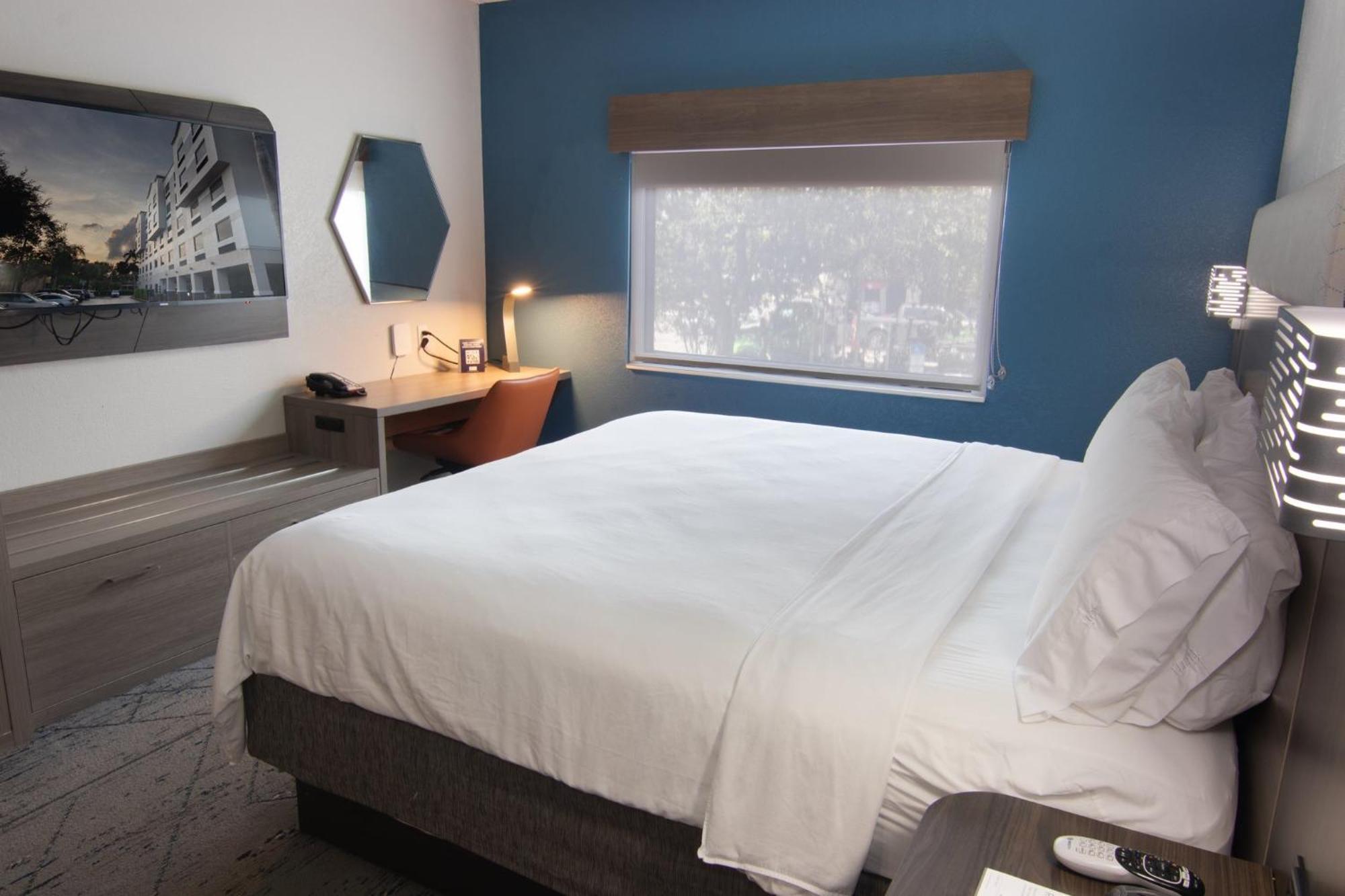Express And Lauderdale Airport West By Ihg 3*