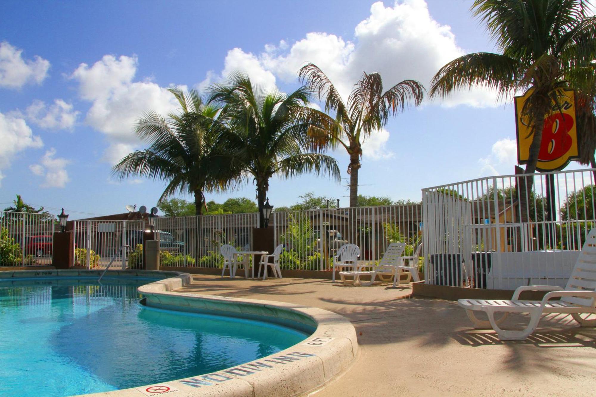 Super 8 By Wyndham West Palm Motel