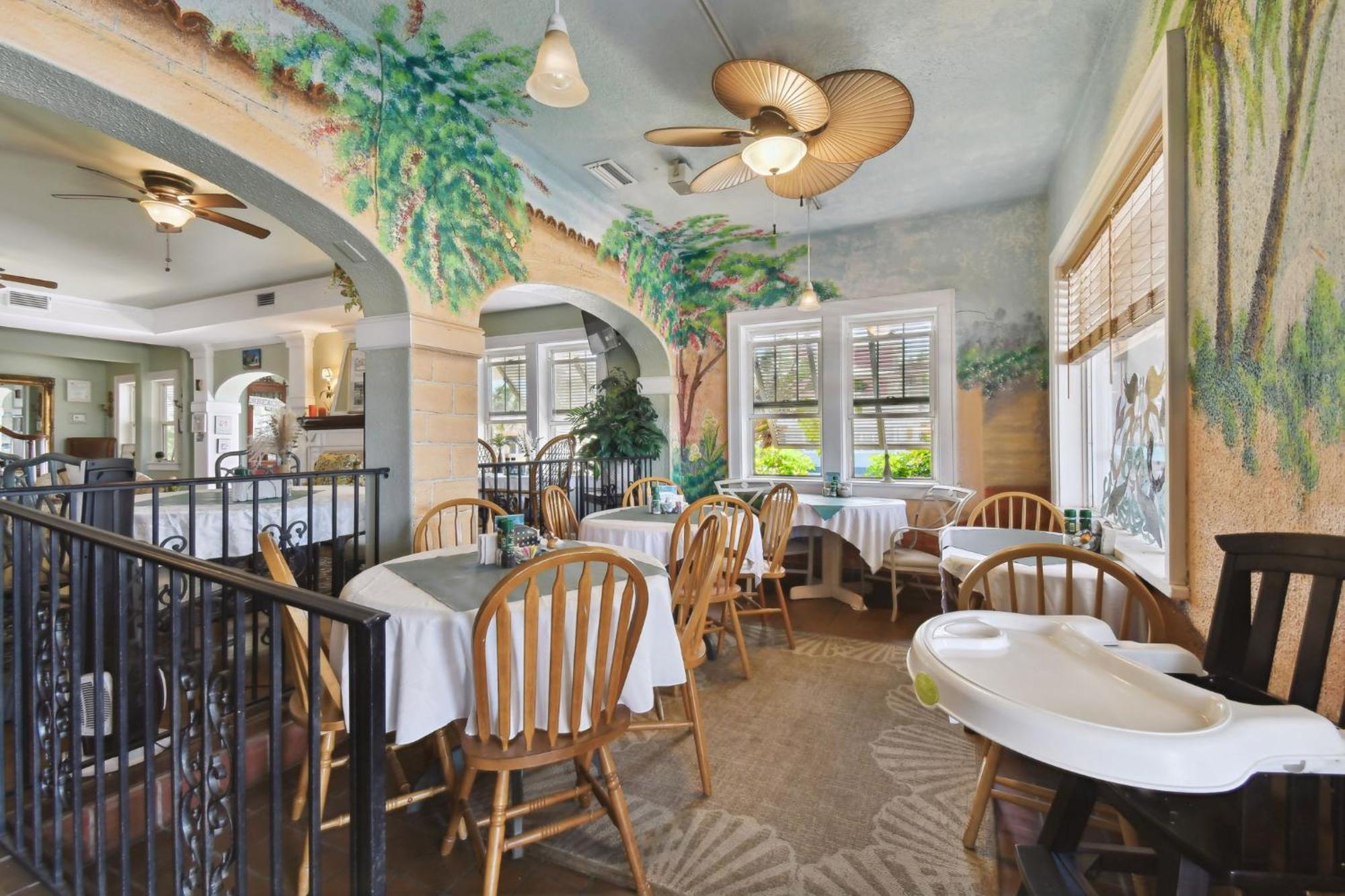 Sea Breeze Manor Bed & Breakfast 3*