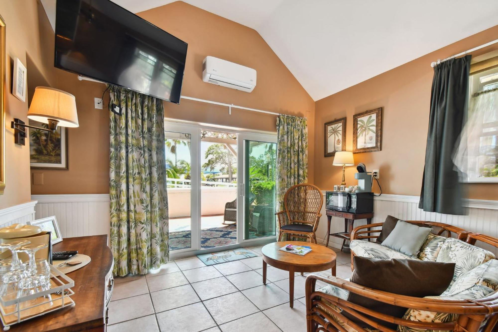 Sea Breeze Manor Bed & Breakfast St. Petersburg