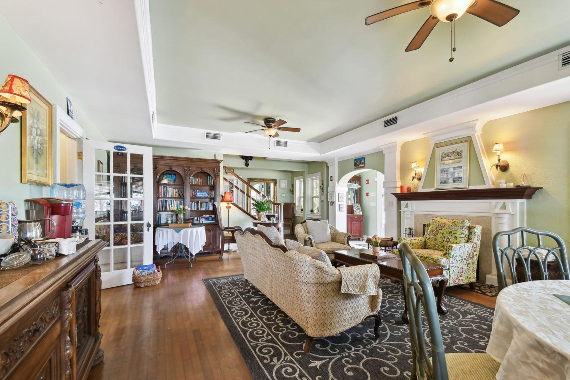 Sea Breeze Manor 3*