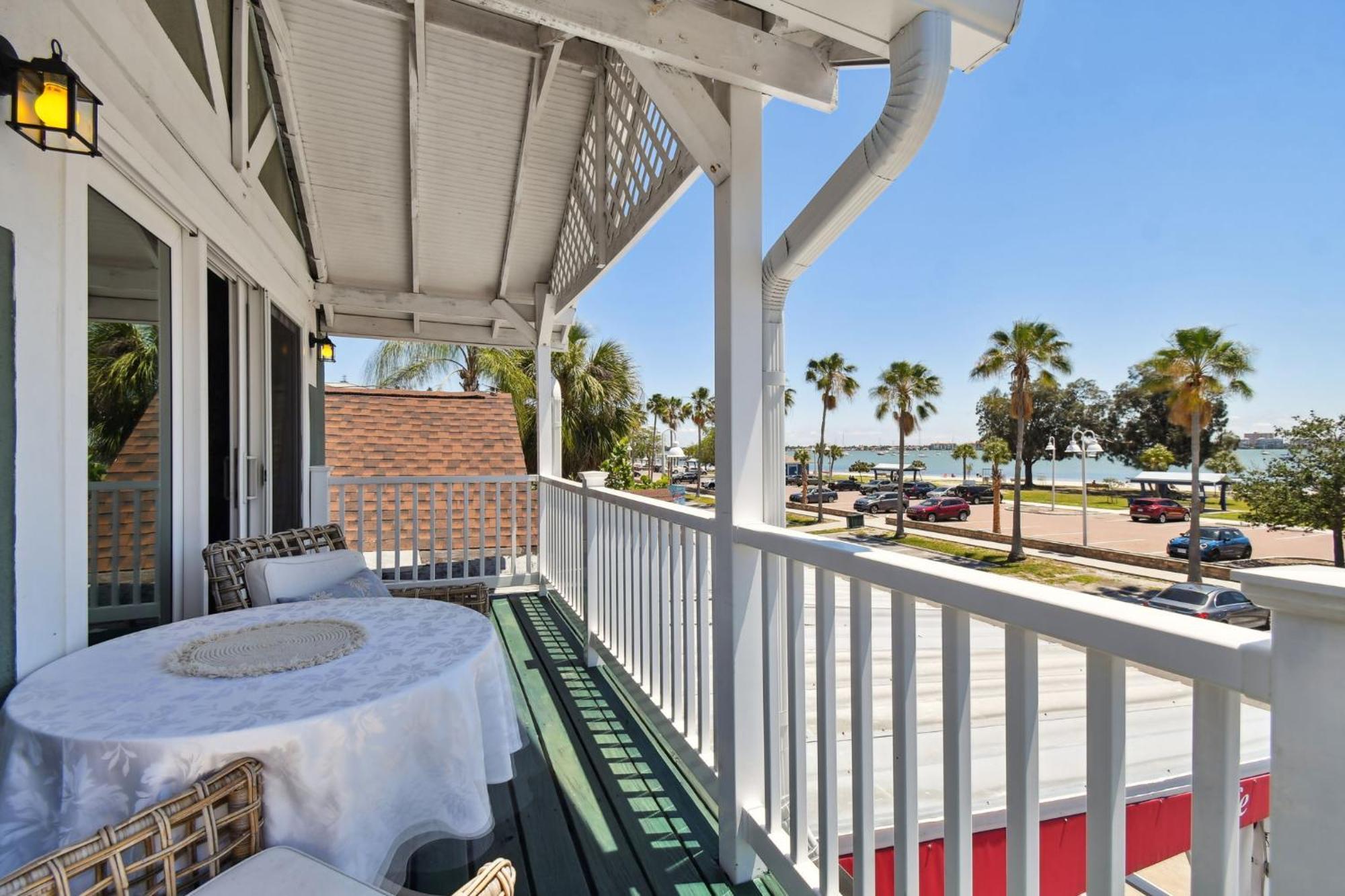 Sea Breeze Manor Bed & Breakfast