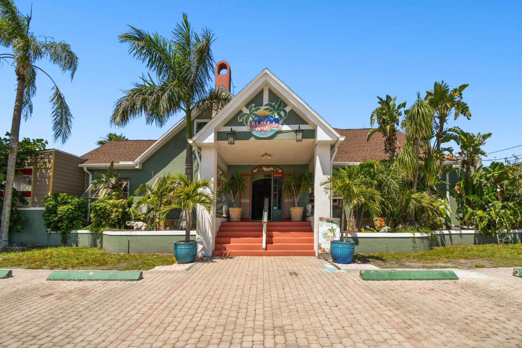 Sea Breeze Manor Bed & Breakfast St. Petersburg