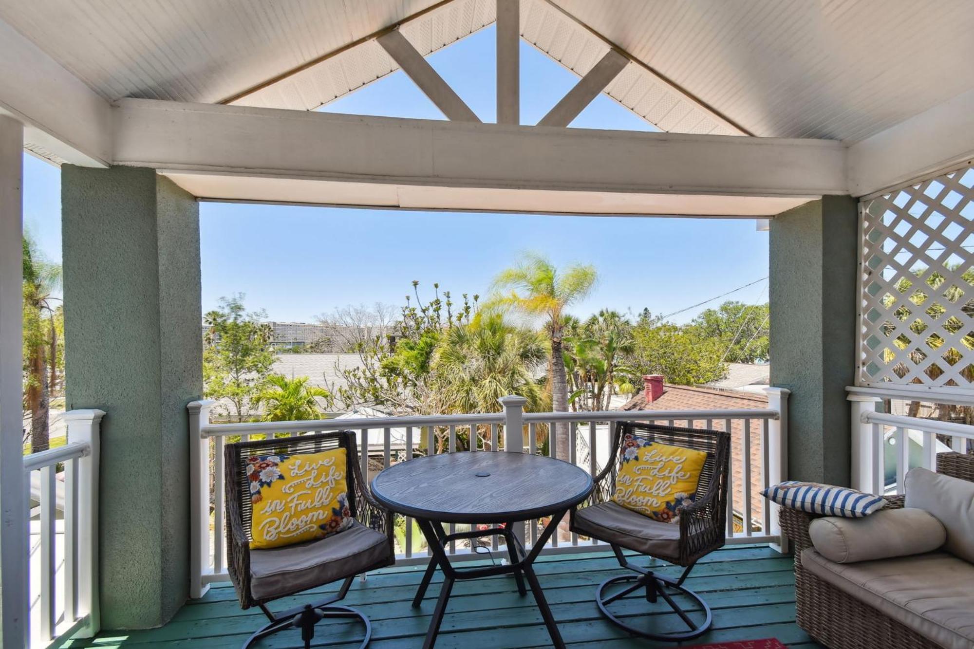Sea Breeze Manor Bed & Breakfast St. Petersburg