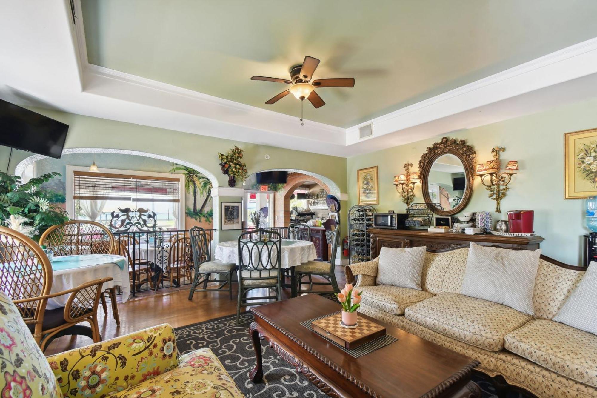 Sea Breeze Manor Bed & Breakfast 3*