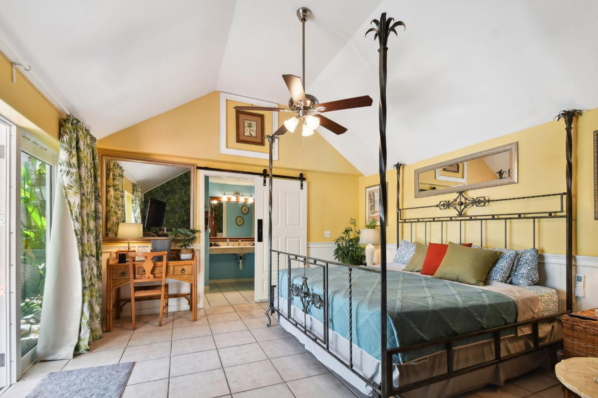 Sea Breeze Manor Bed & Breakfast St. Petersburg