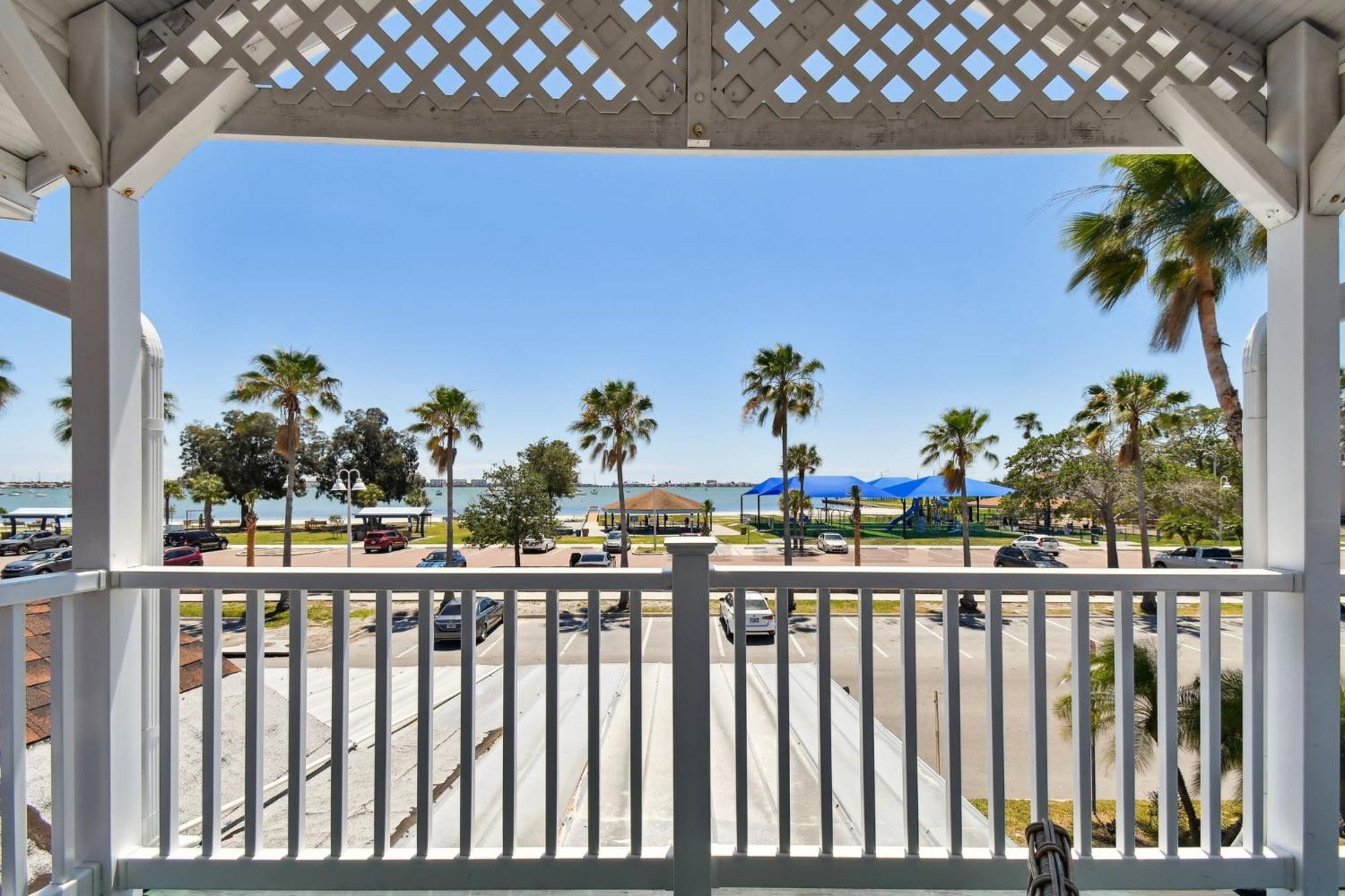 Sea Breeze Manor Bed & Breakfast