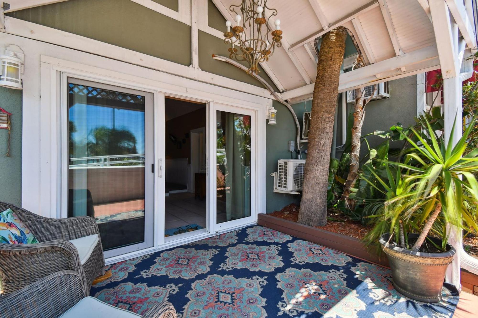 Sea Breeze Manor Bed & Breakfast