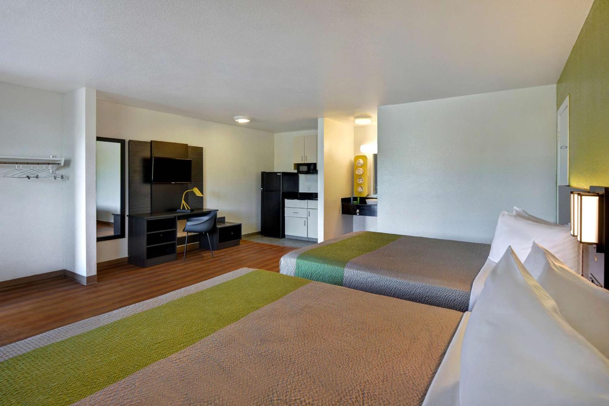 Hotel 6-cocoa Beach, Fl