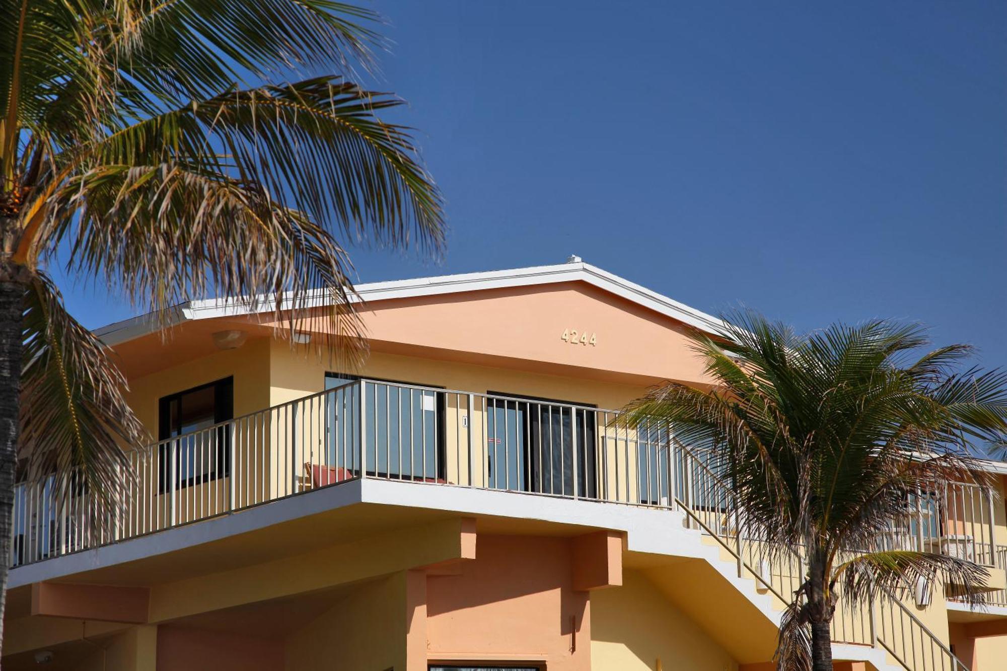 Resort Windjammer And Club