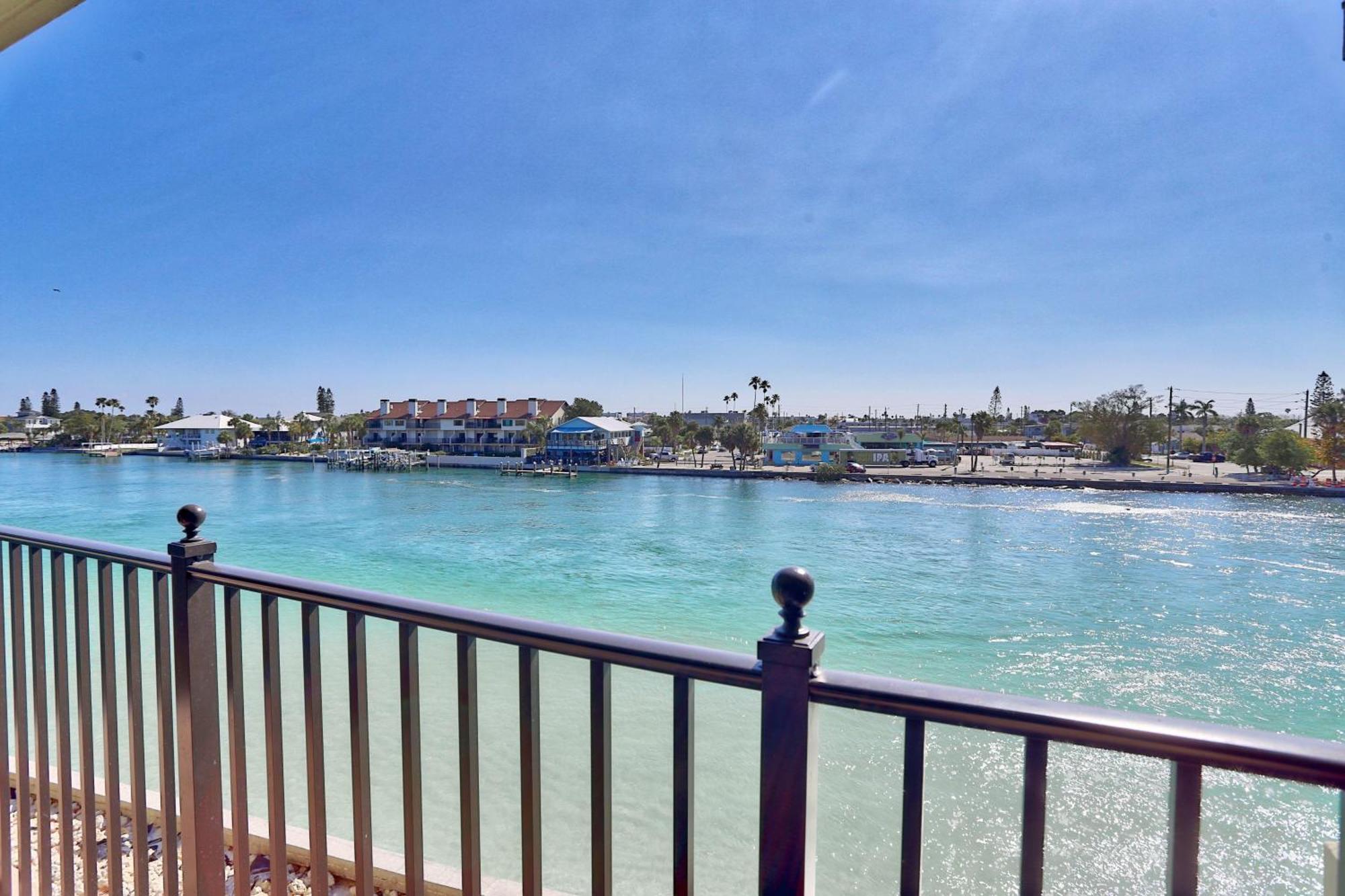 Land's End 4-304 Bay Front - Premier Holiday home *