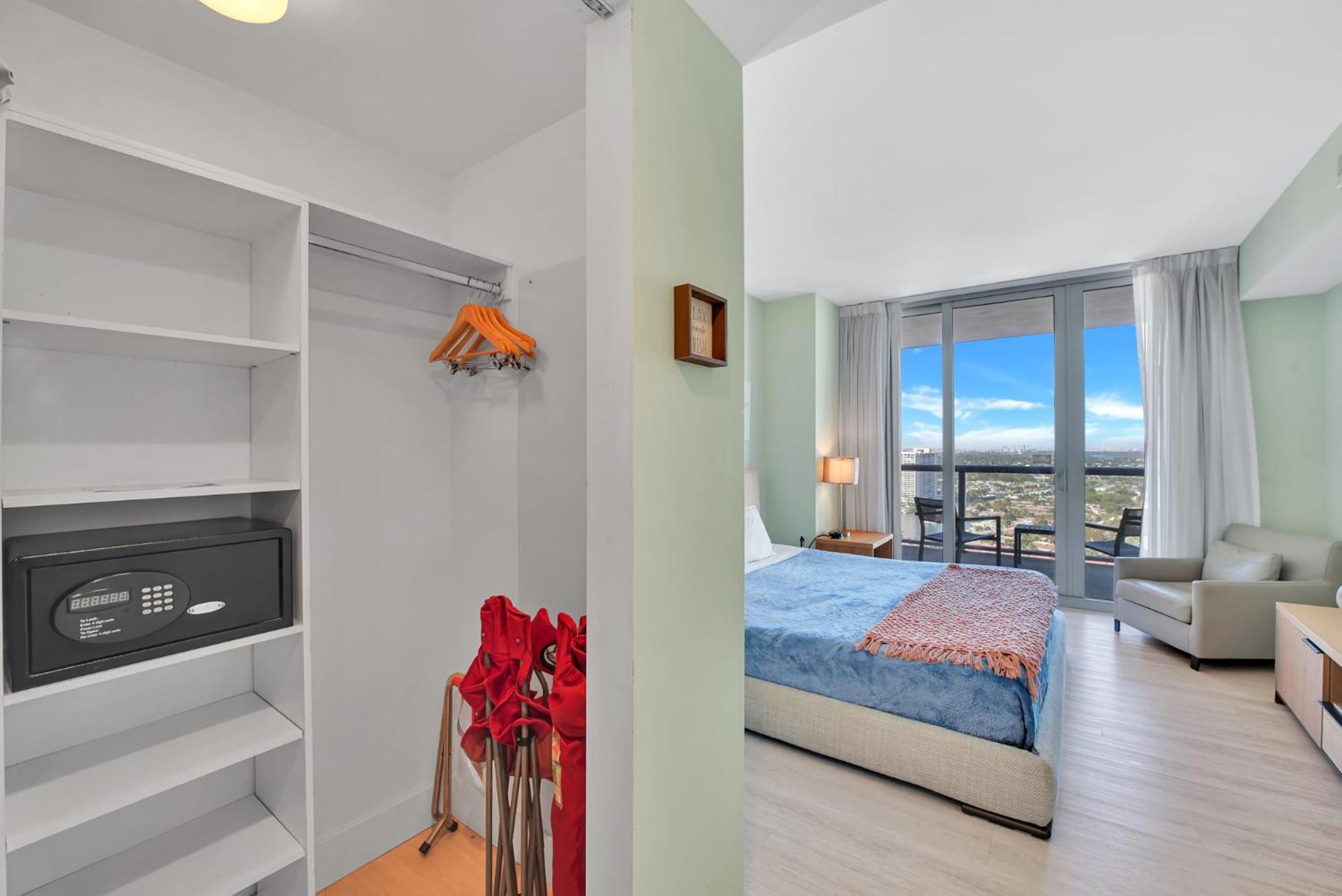 Water View Building With Pool - 5-min Walk To The * Hallandale Beach