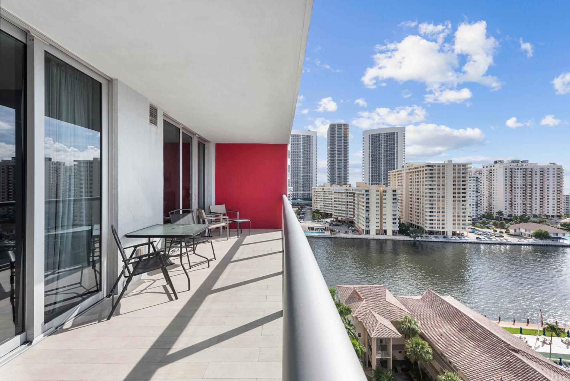 Water View Building With Pool - 5-min Walk To The Hallandale Beach