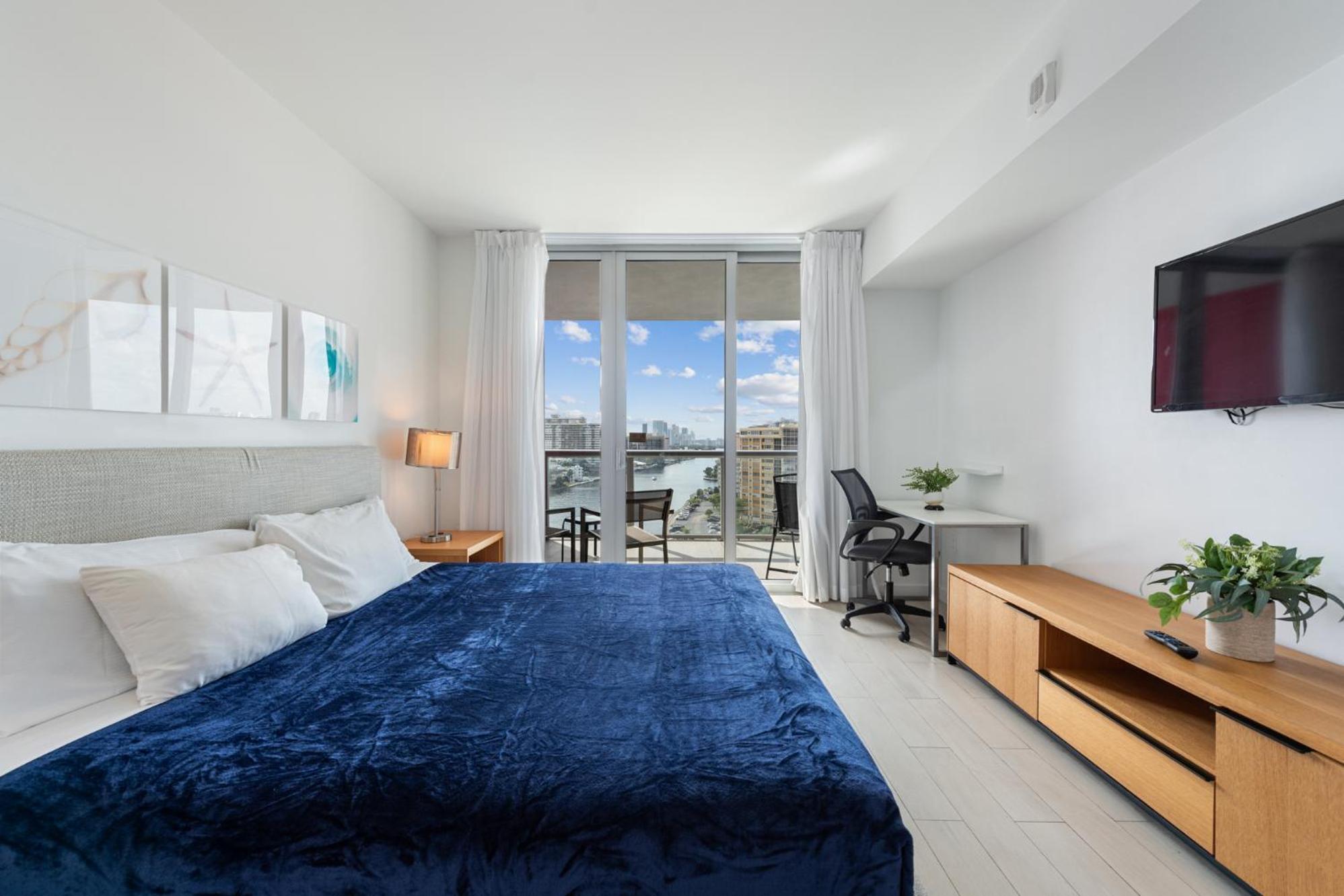 Aparthotel Water View Building With Pool - 5-min Walk To The
