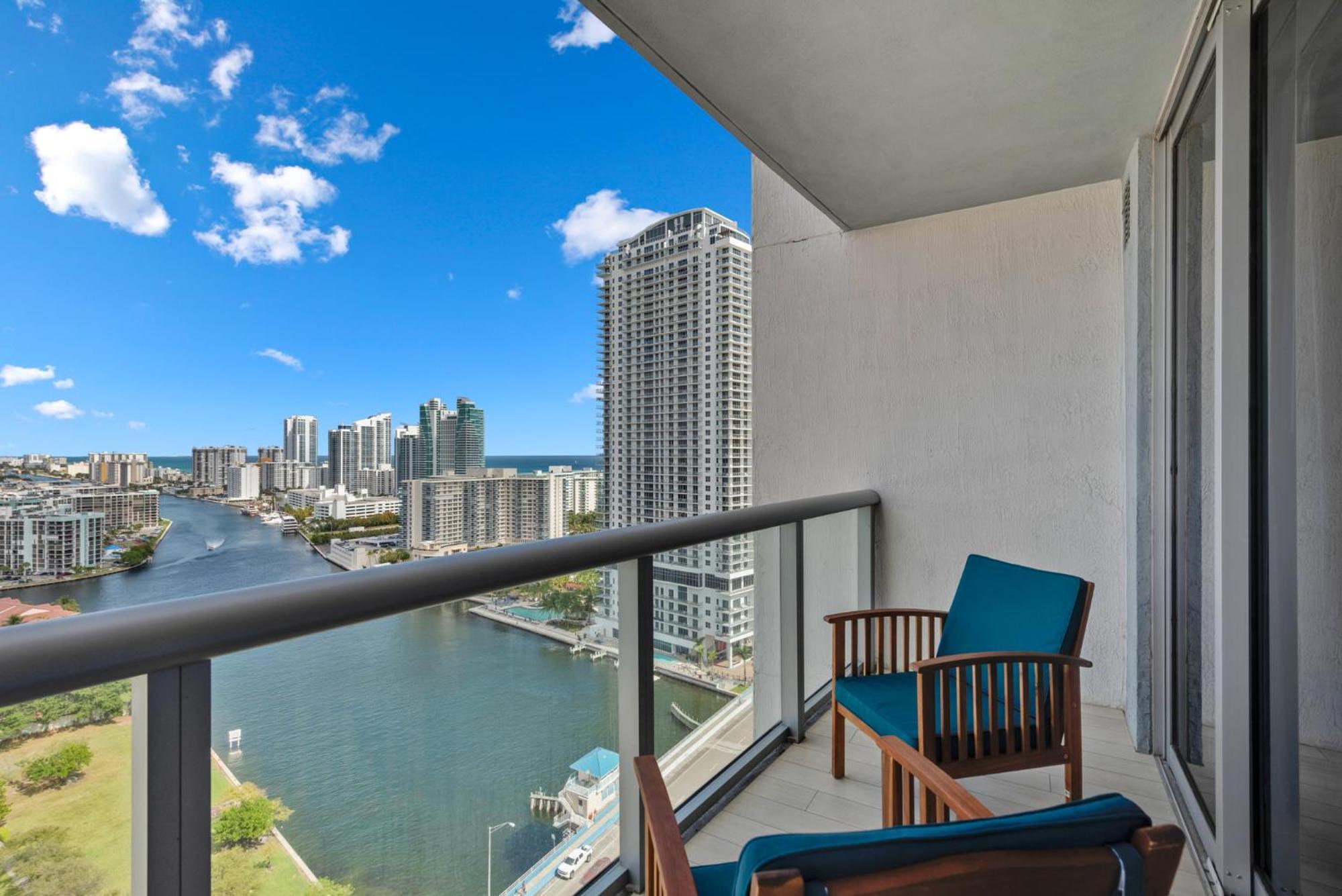 Water View Building With Pool - 5-min Walk To The Hallandale Beach