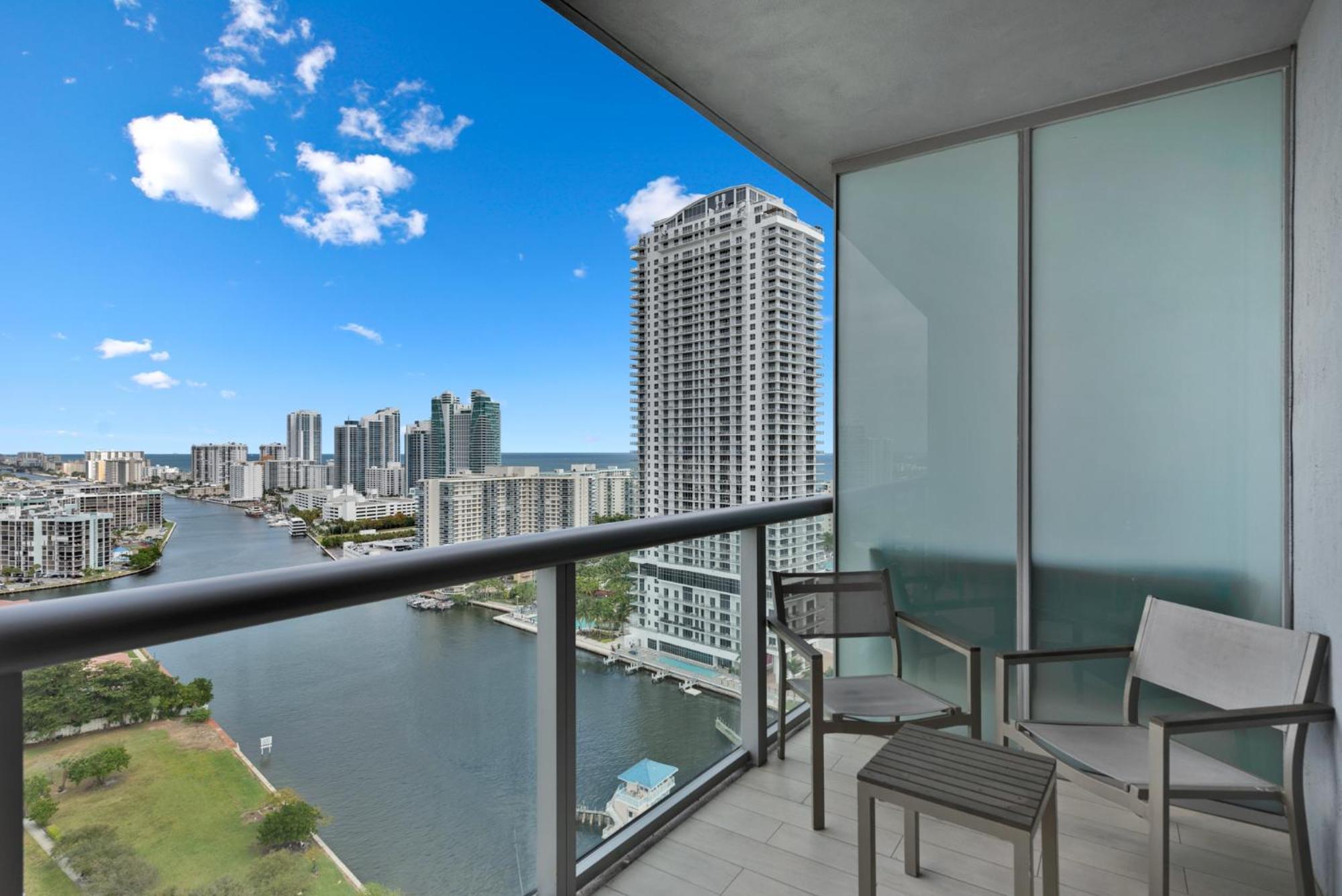 Water View Building With Pool - 5-min Walk To The - Cozy Hallandale Beach
