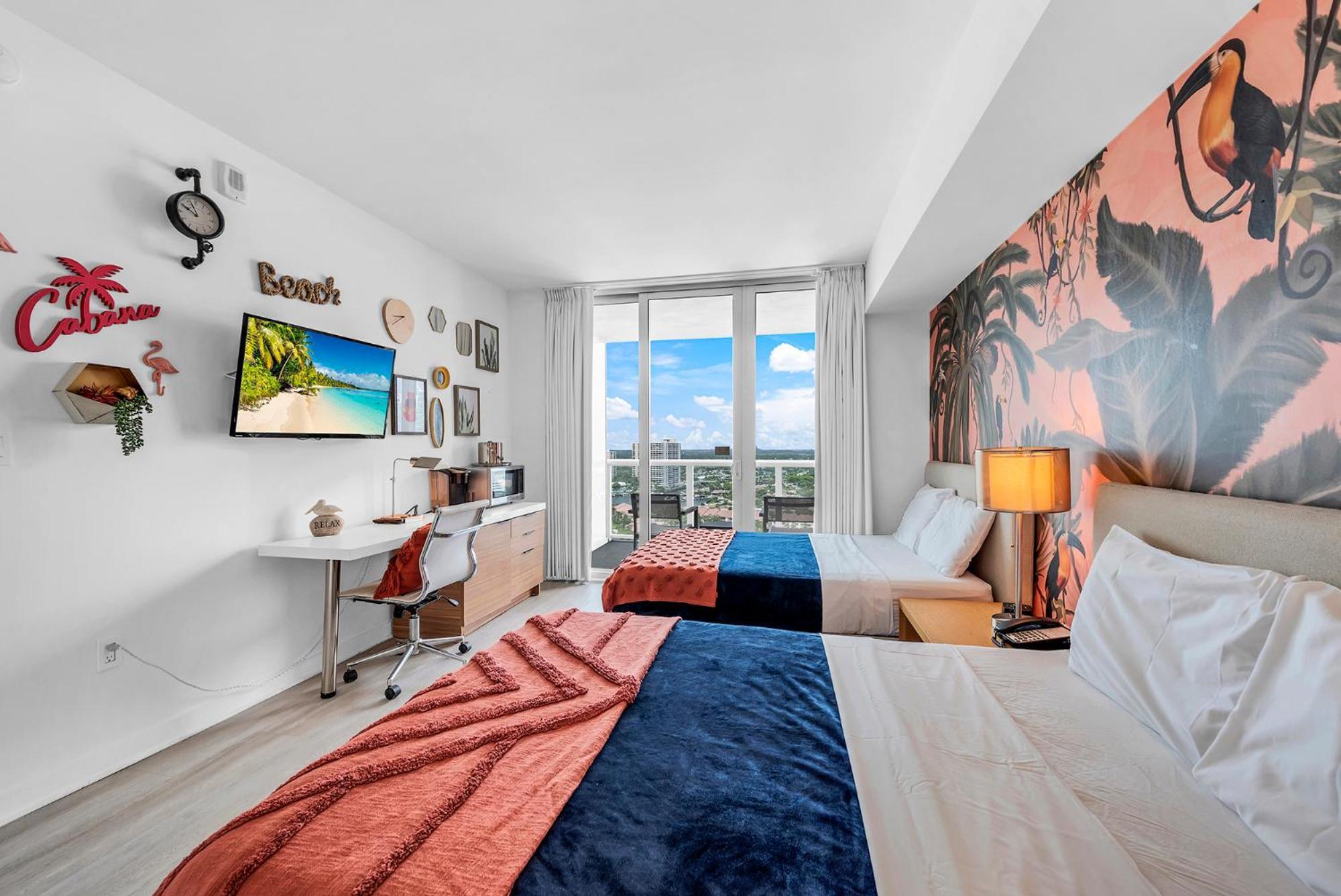 Water View Building With Pool - 5-min Walk To The - Cozy * Hallandale Beach