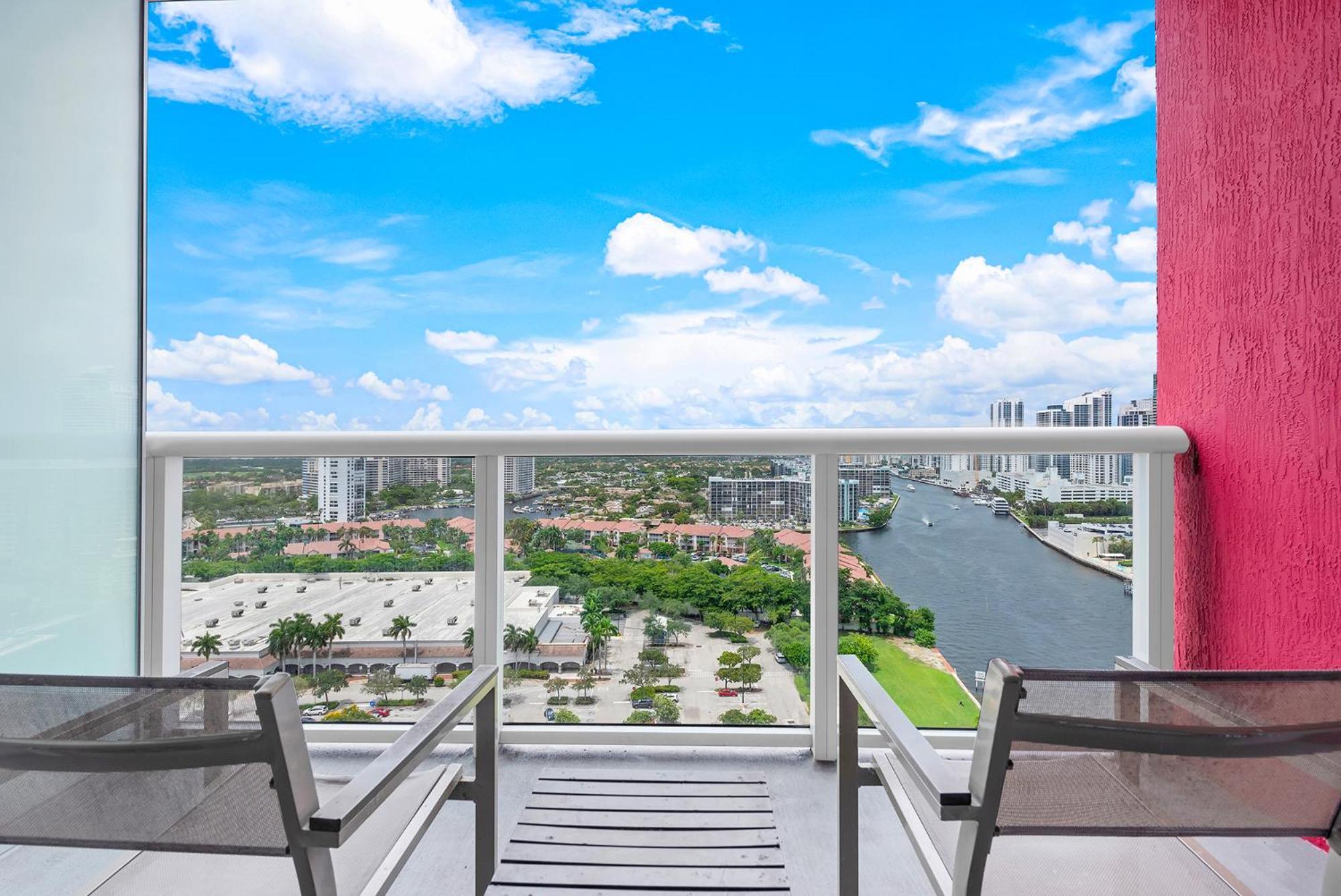Water View Building With Pool - 5-min Walk To The - Cozy