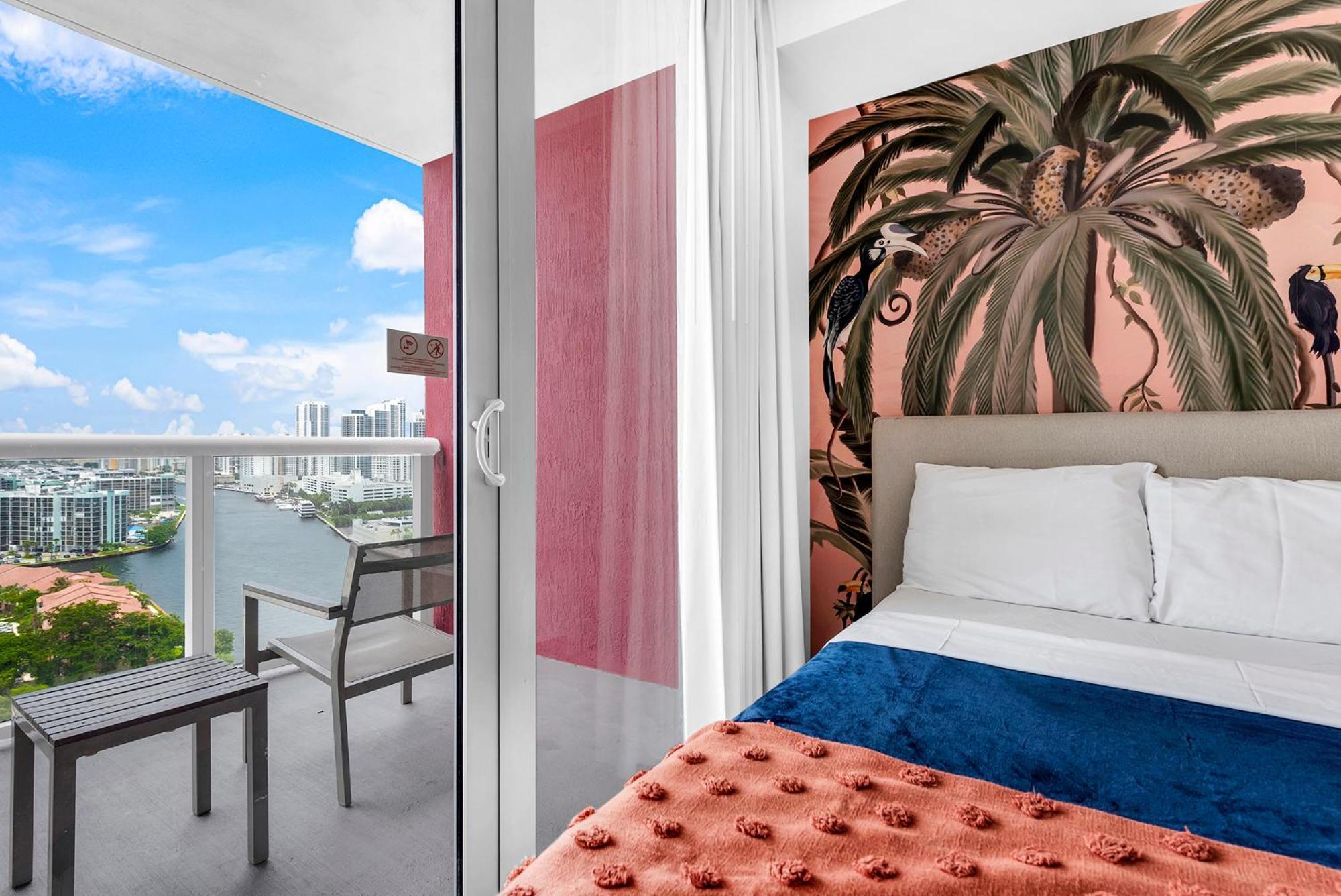 Water View Building With Pool - 5-min Walk To The - Cozy Aparthotel Hallandale Beach