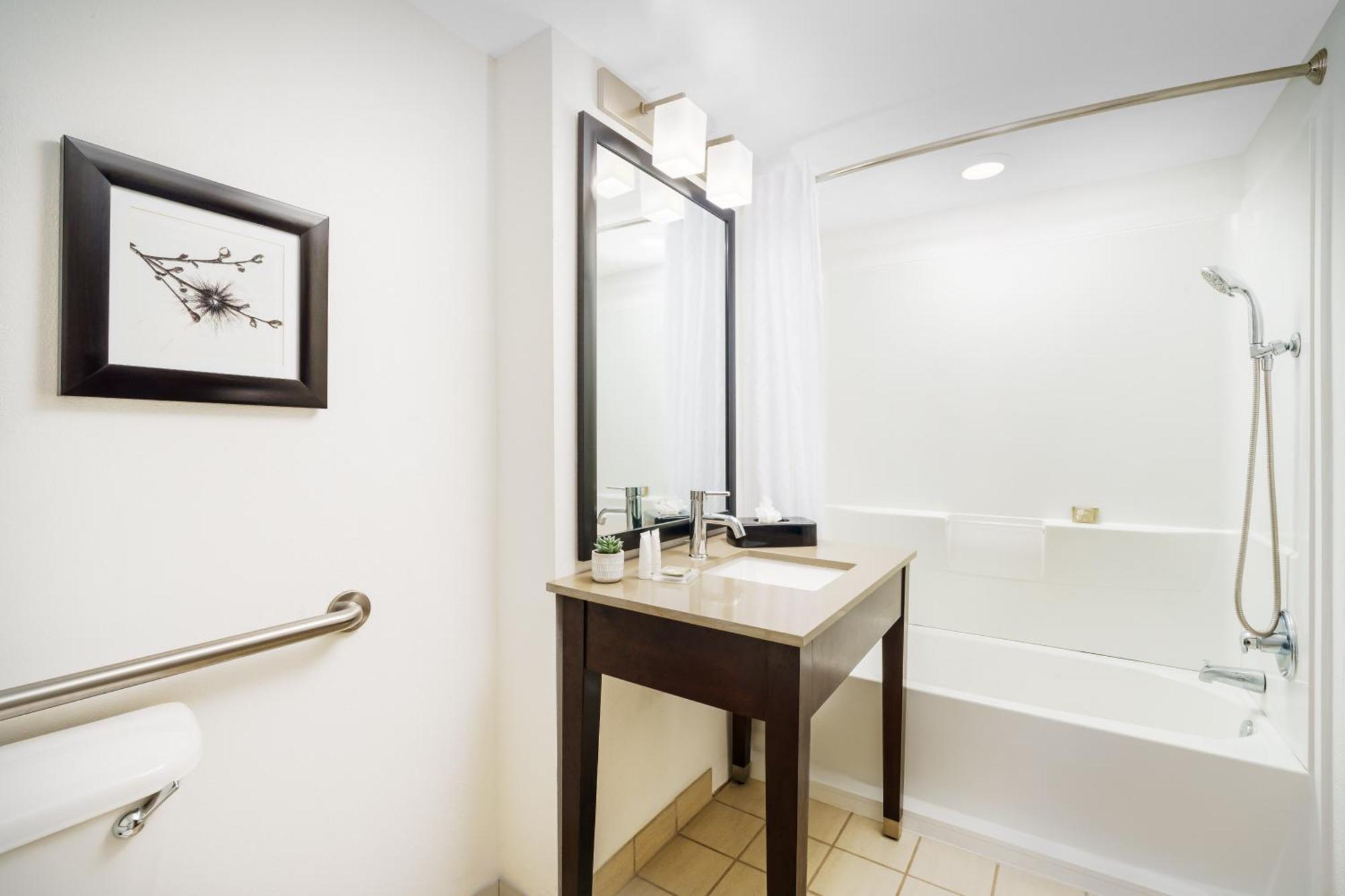 Country & By Radisson, Airport, Fl 3*